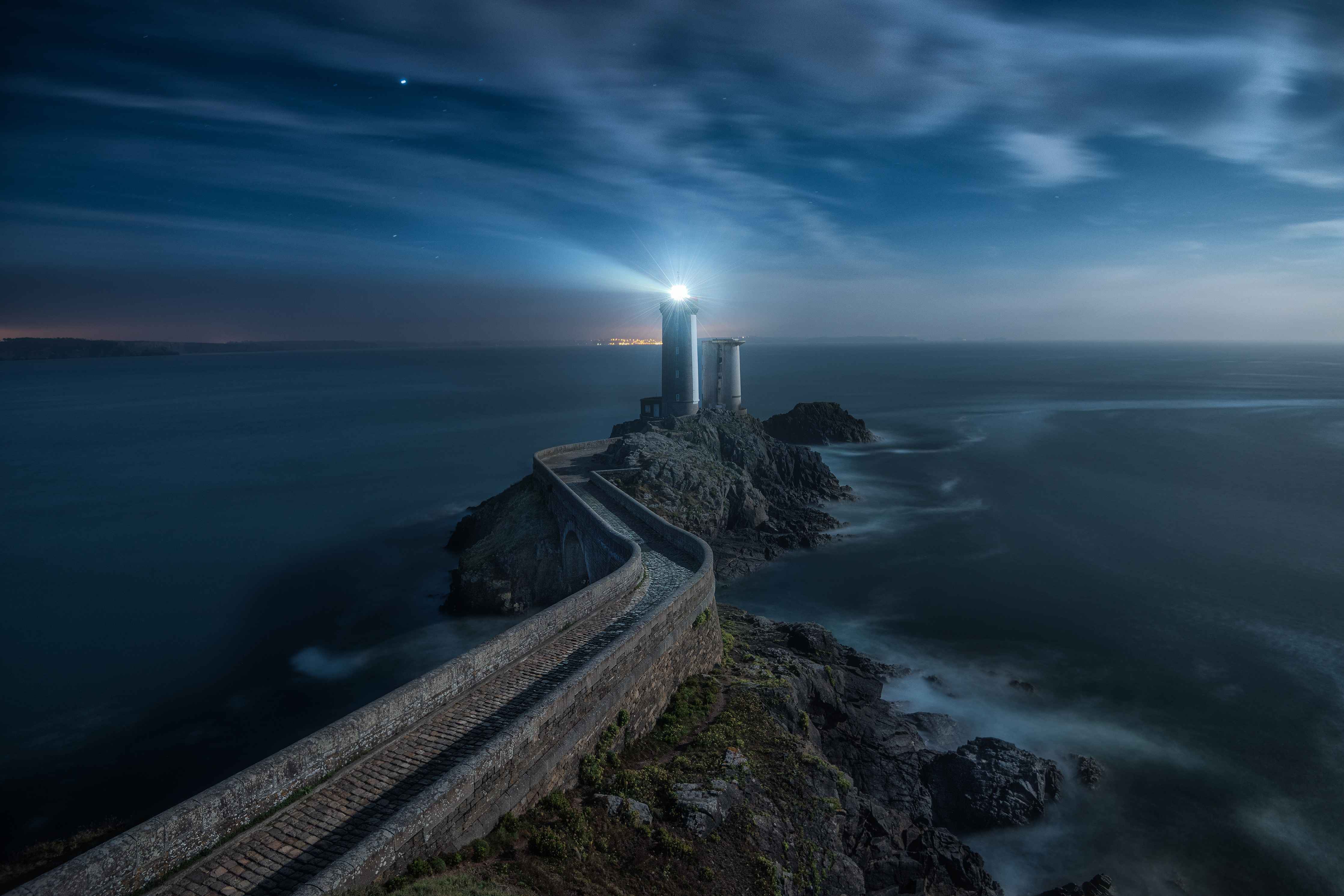 Wandverkleidung Flur-Grauer Leuchtturm im nächtlichen Meer