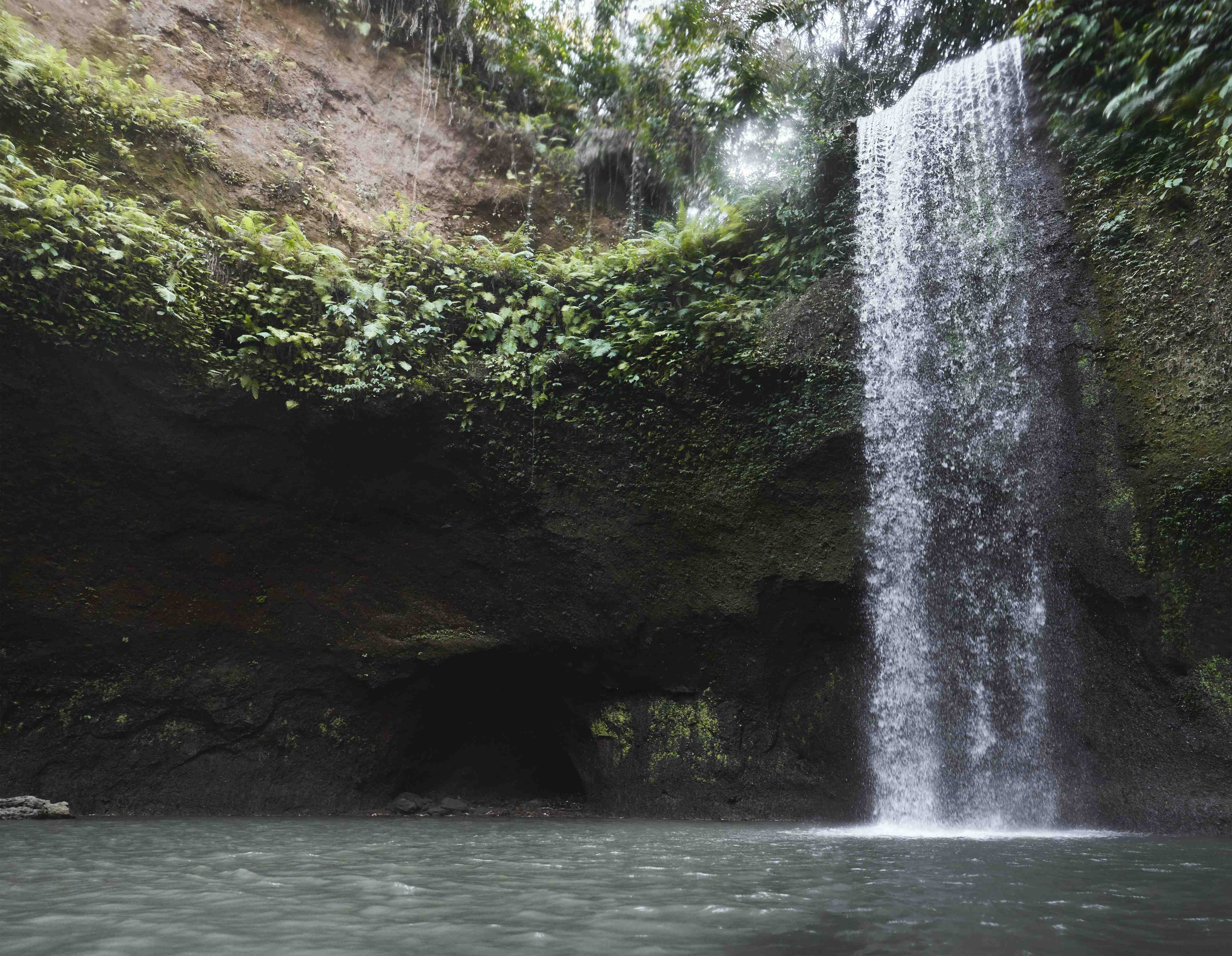 Wandverkleidung Flur-Grauer Wasserfall im grünen Dschungel