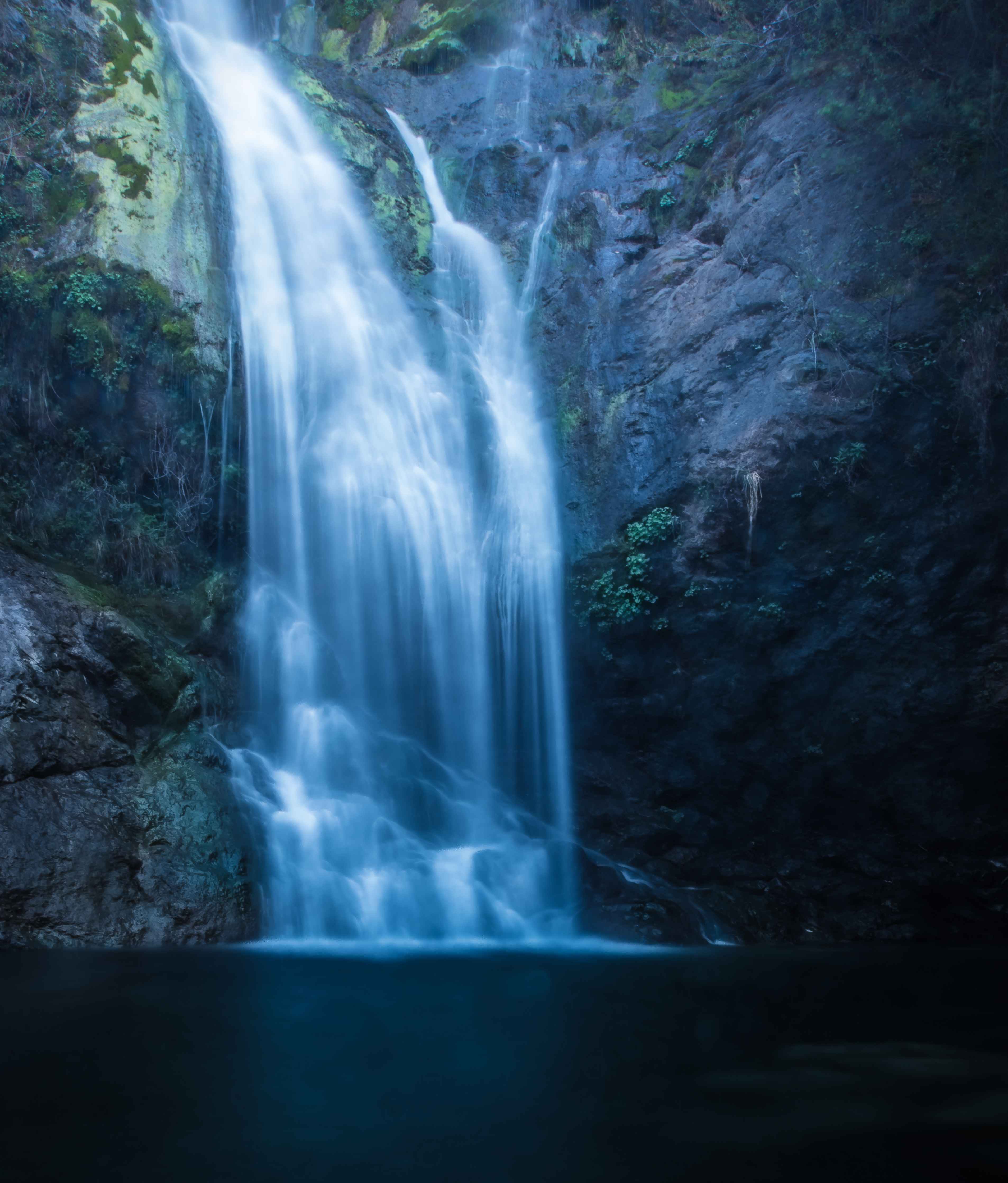 Wandverkleidung Flur-Grauer Wasserfall in nebelhafter Natur