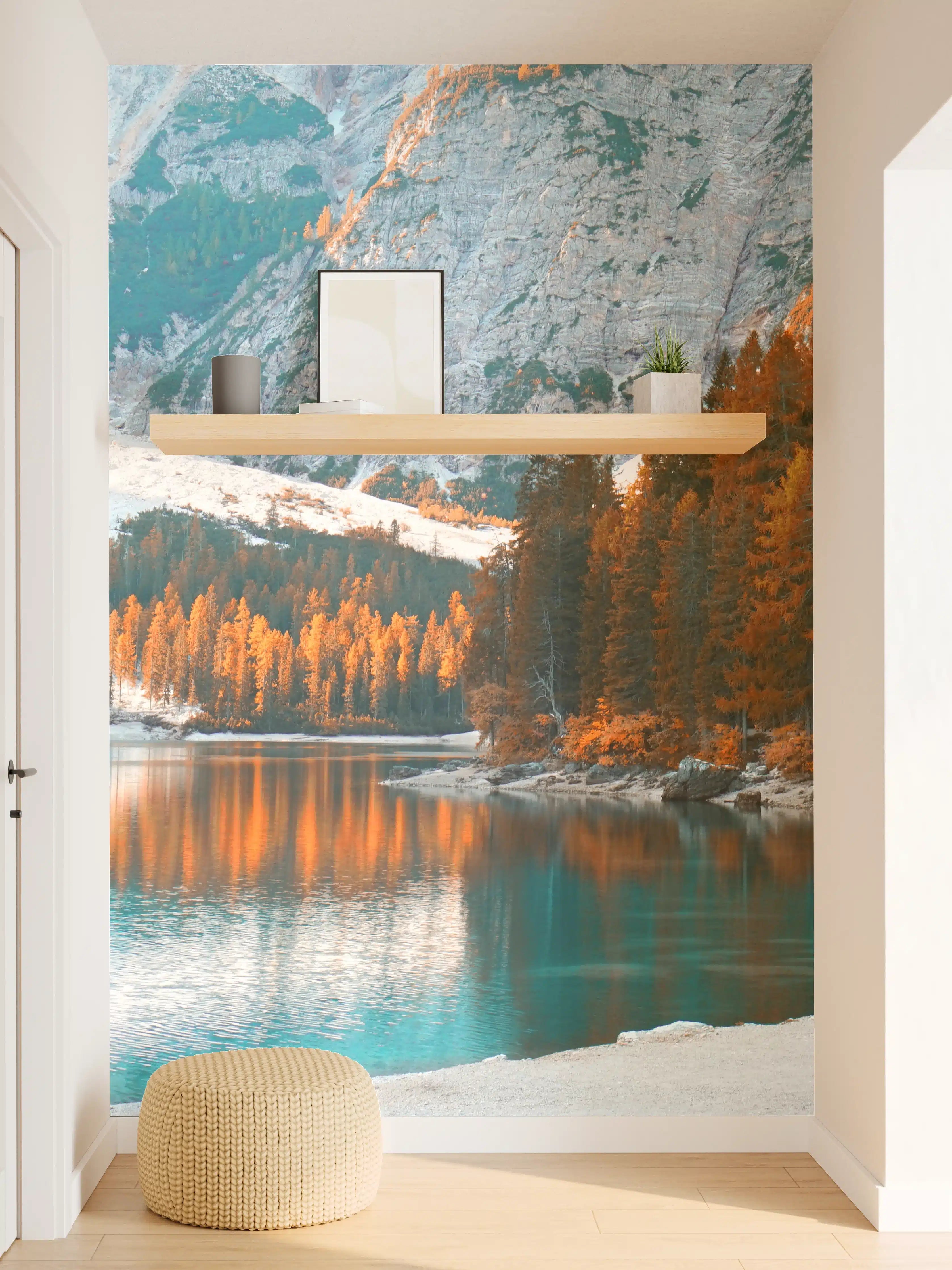 Wandverkleidung Flur - Herbstlicher Bergsee in Grau und Weiß