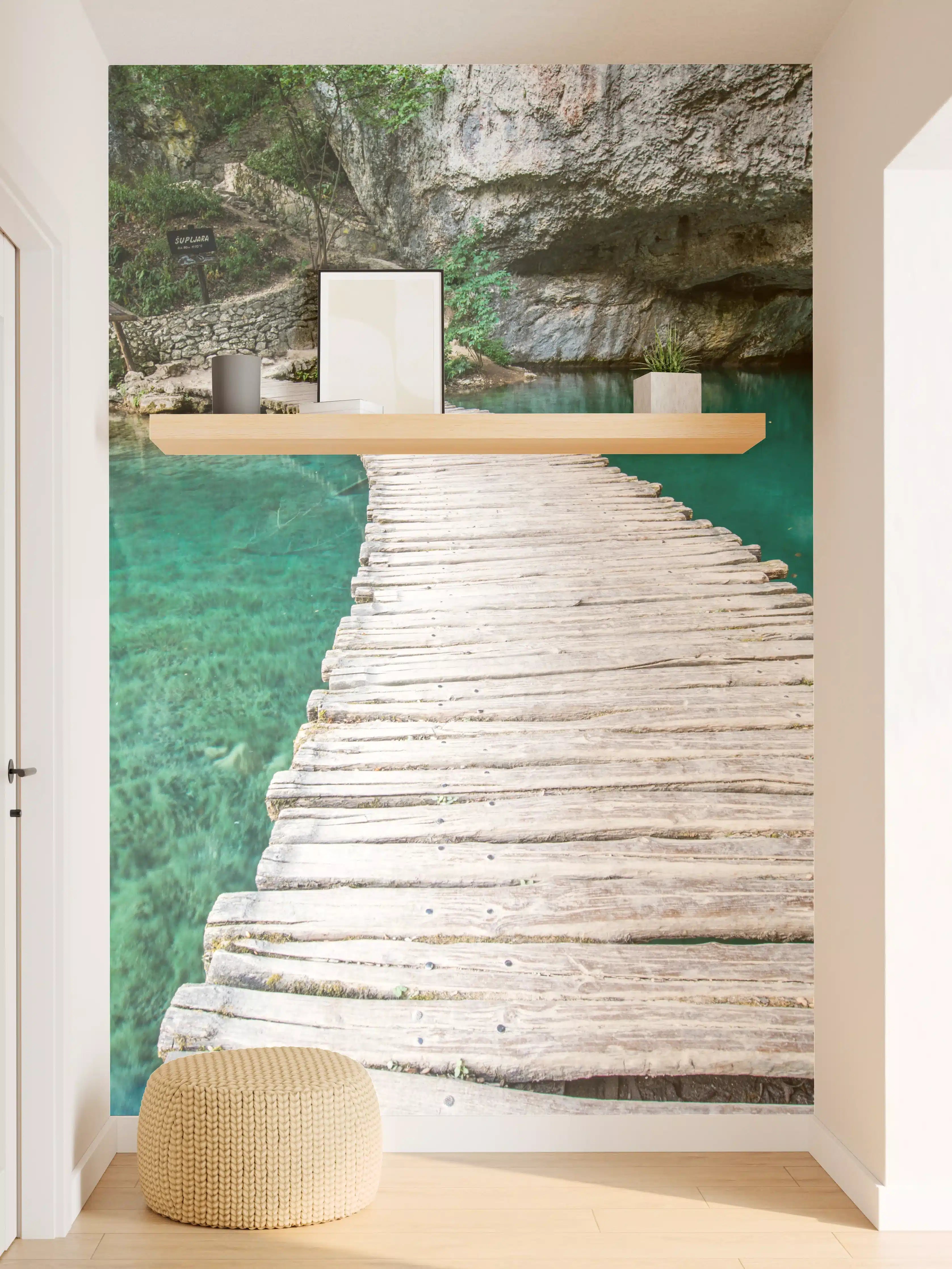 Wandverkleidung Flur - Hölzerne Brücke über türkisfarbenes Wasser in Natur