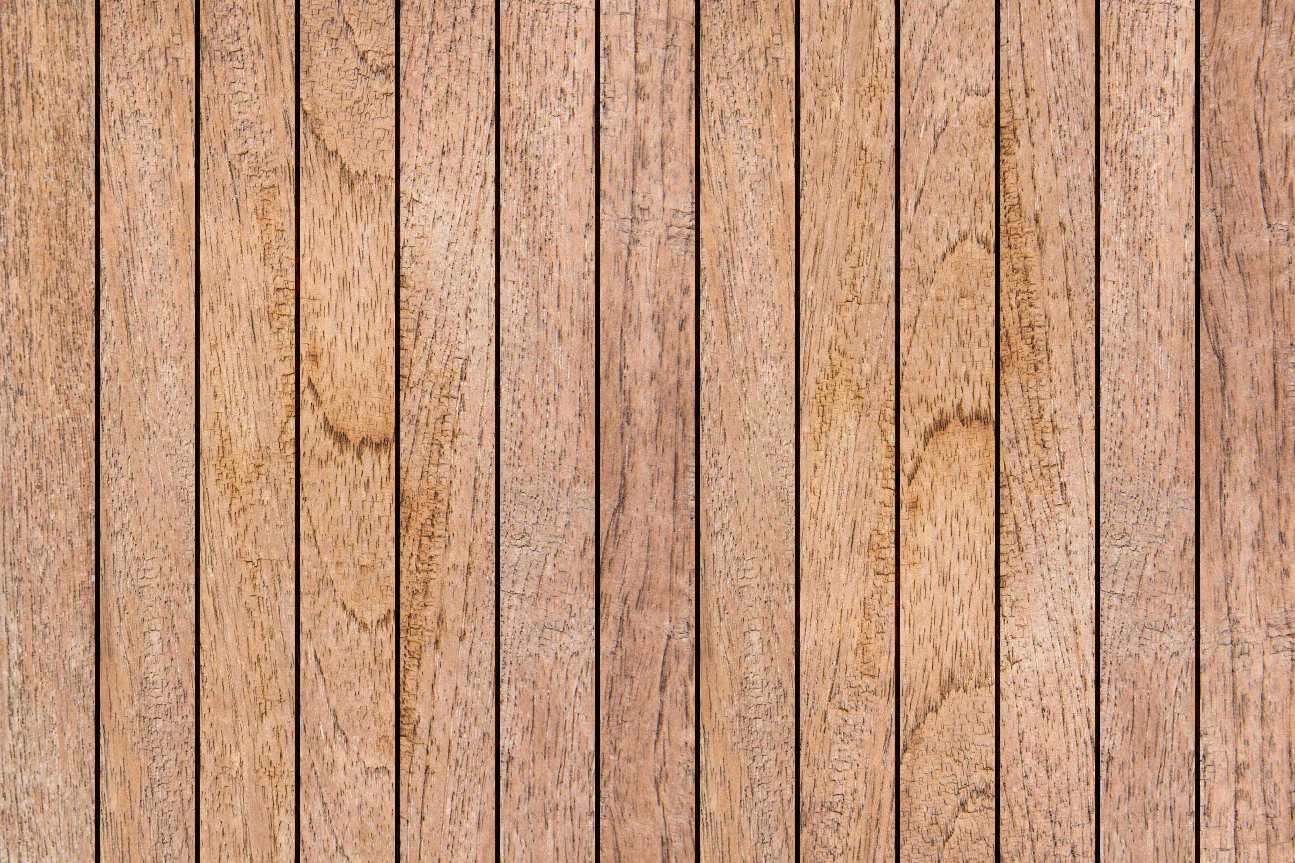 Wandverkleidung Flur-Holzbohlen im Garten