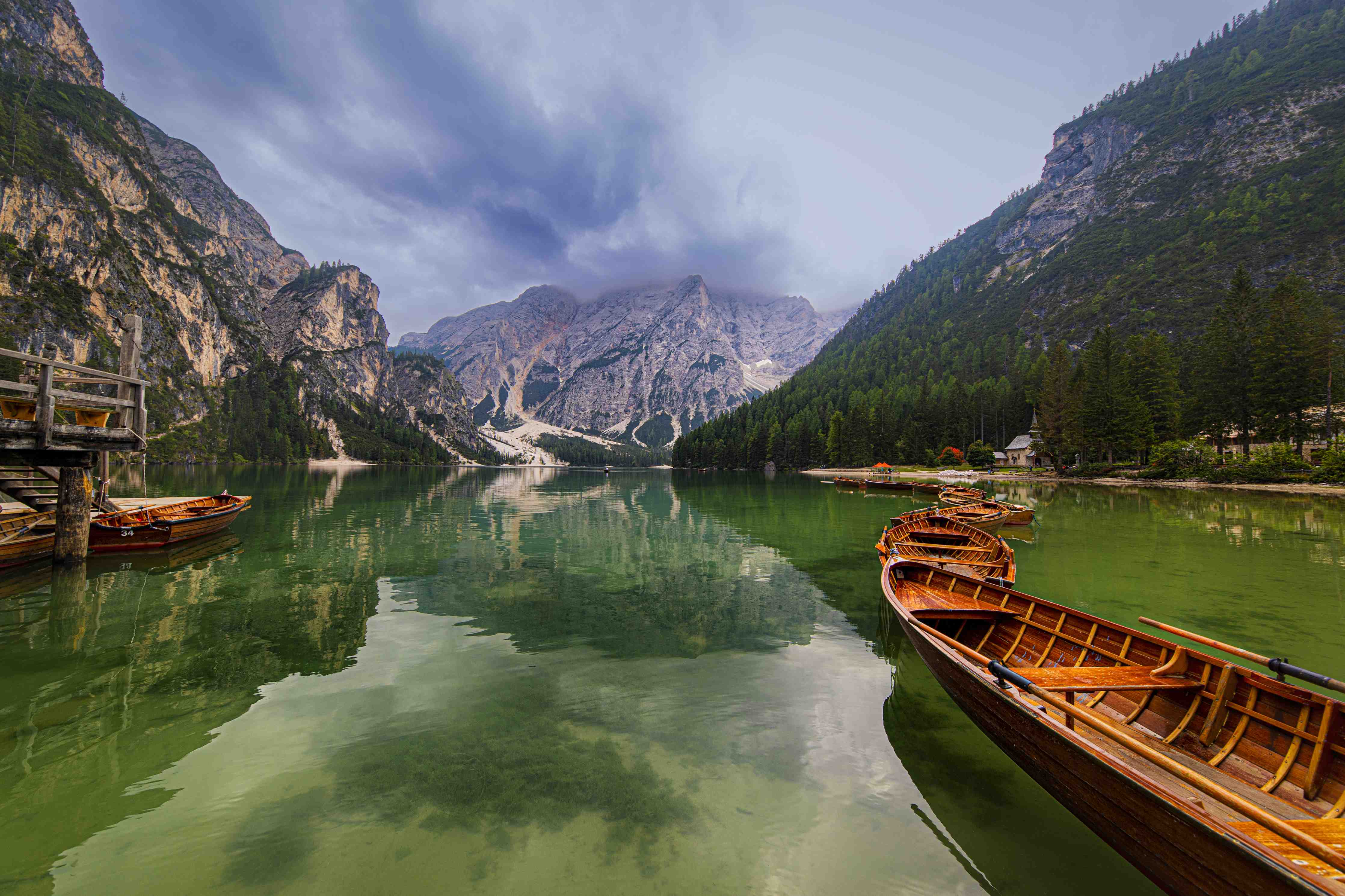 Wandverkleidung Flur-Idyllische Bergsee mit Booten im Naturland