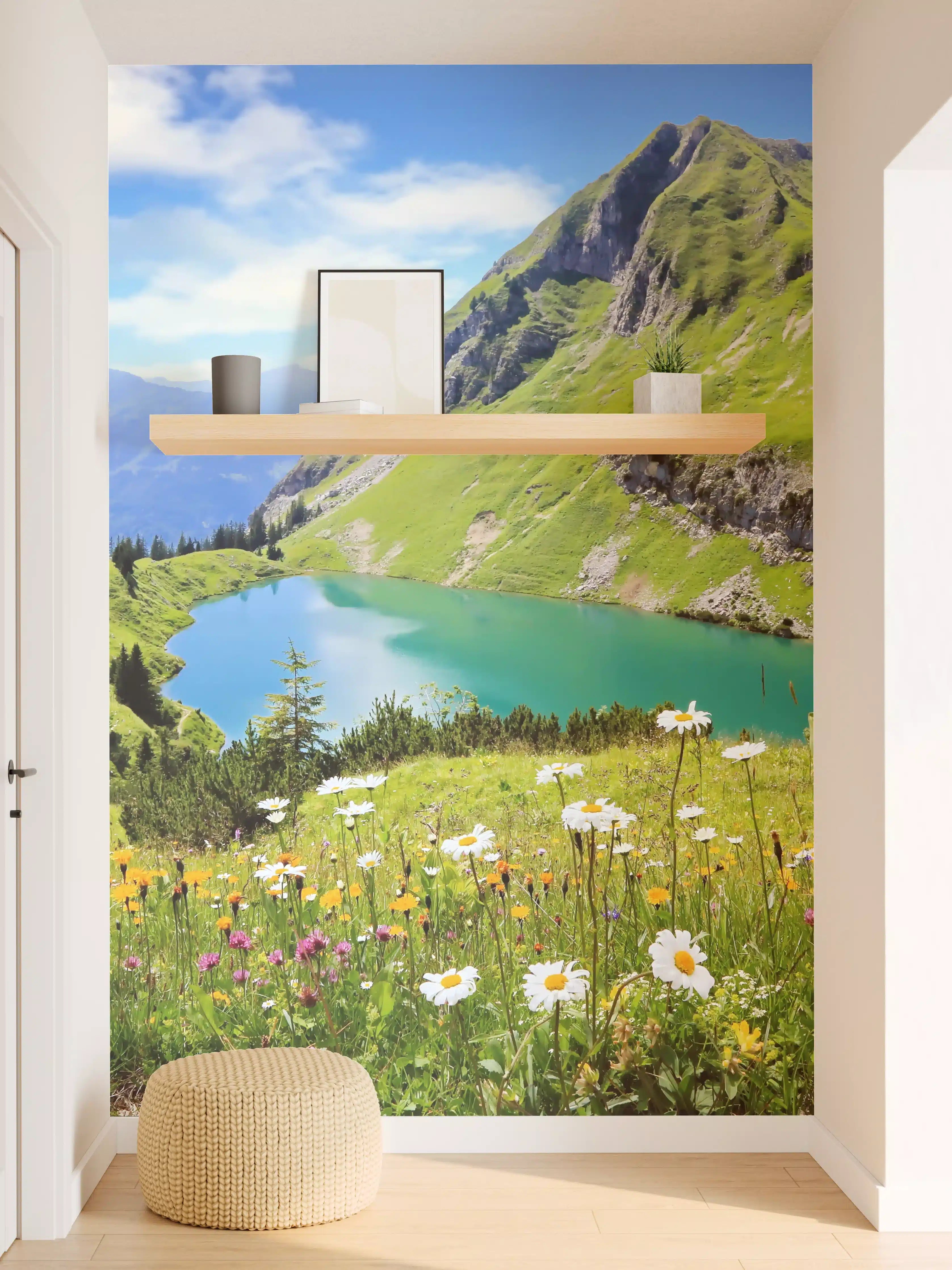 Wandverkleidung Flur - Idyllischer Bergsee inmitten der grünen Landschaft
