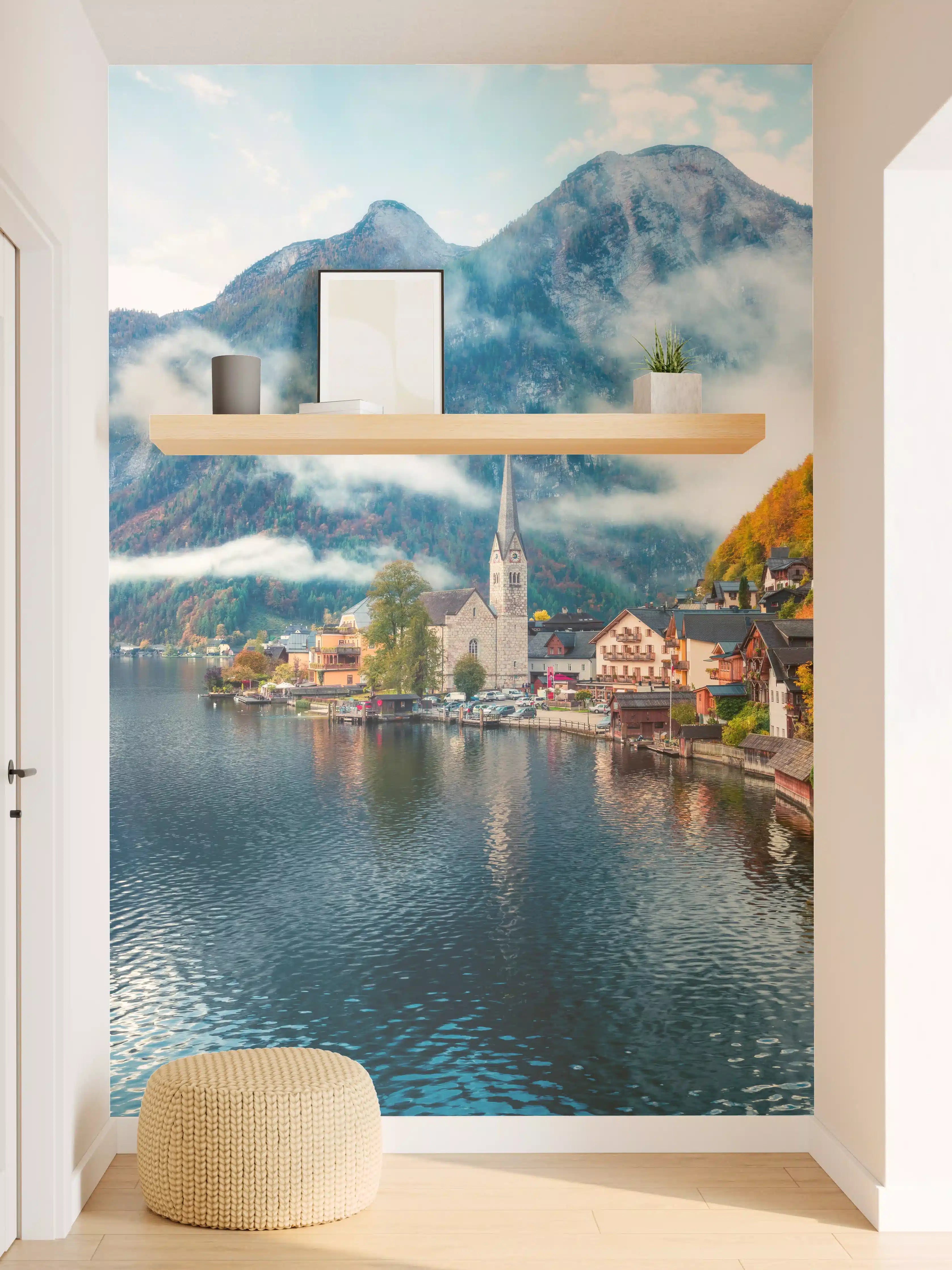Wandverkleidung Flur - Idyllisches Dorf am See mit Bergen hintergrund