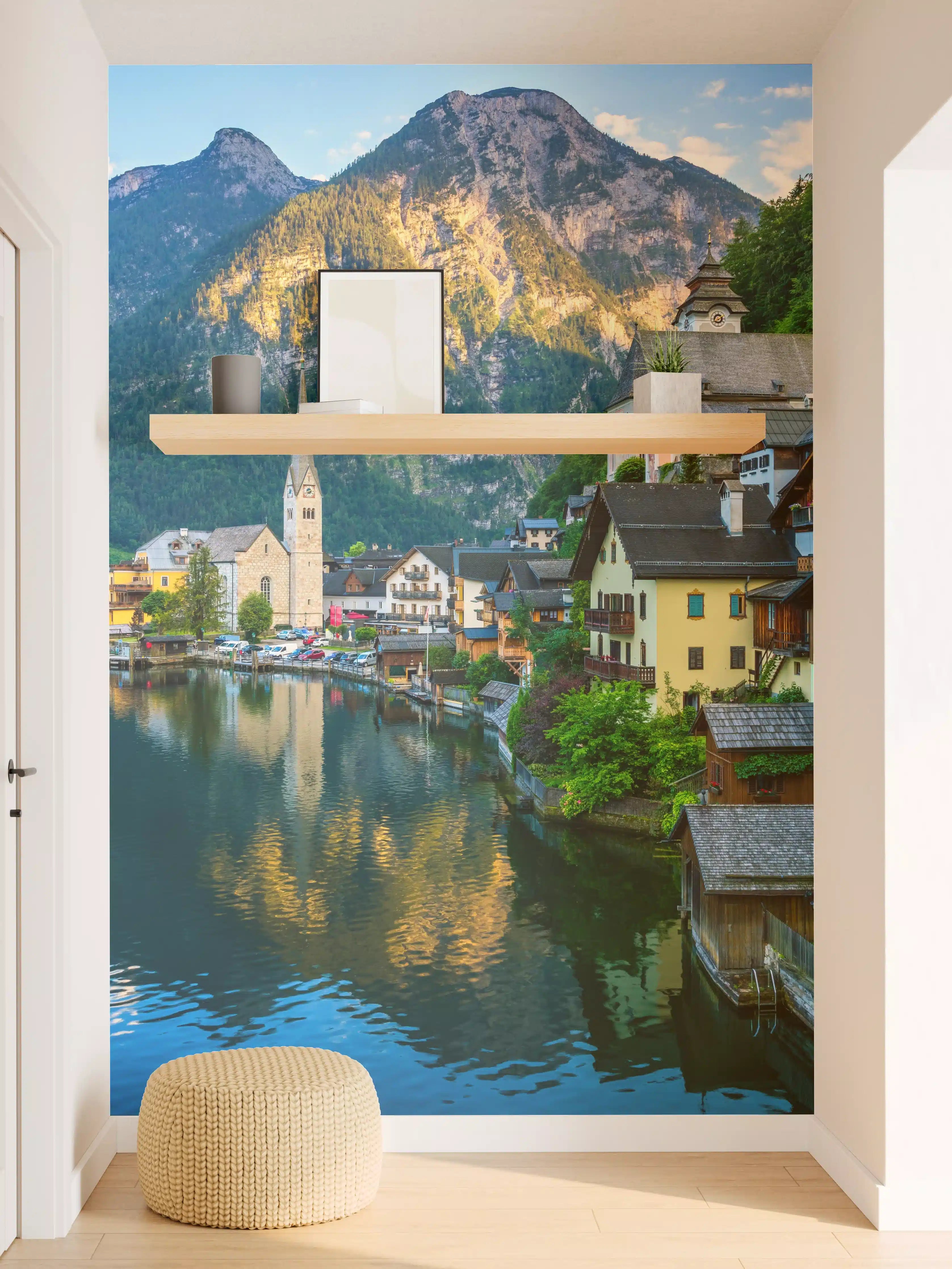 Wandverkleidung Flur - Idyllisches Dorf am See mit Bergpanorama