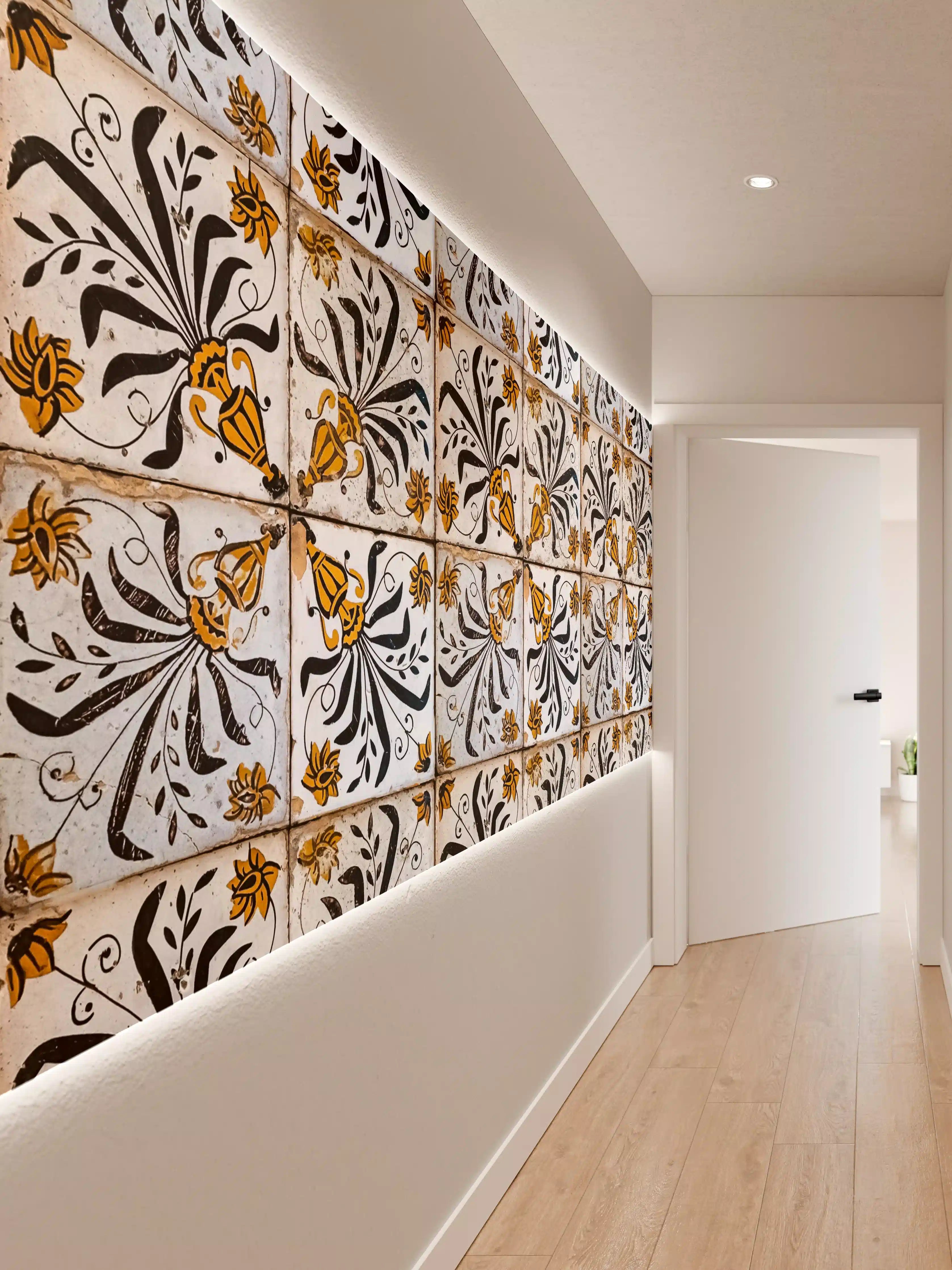 Wandverkleidung Flur - Klassische Fliesen mit floralem Design