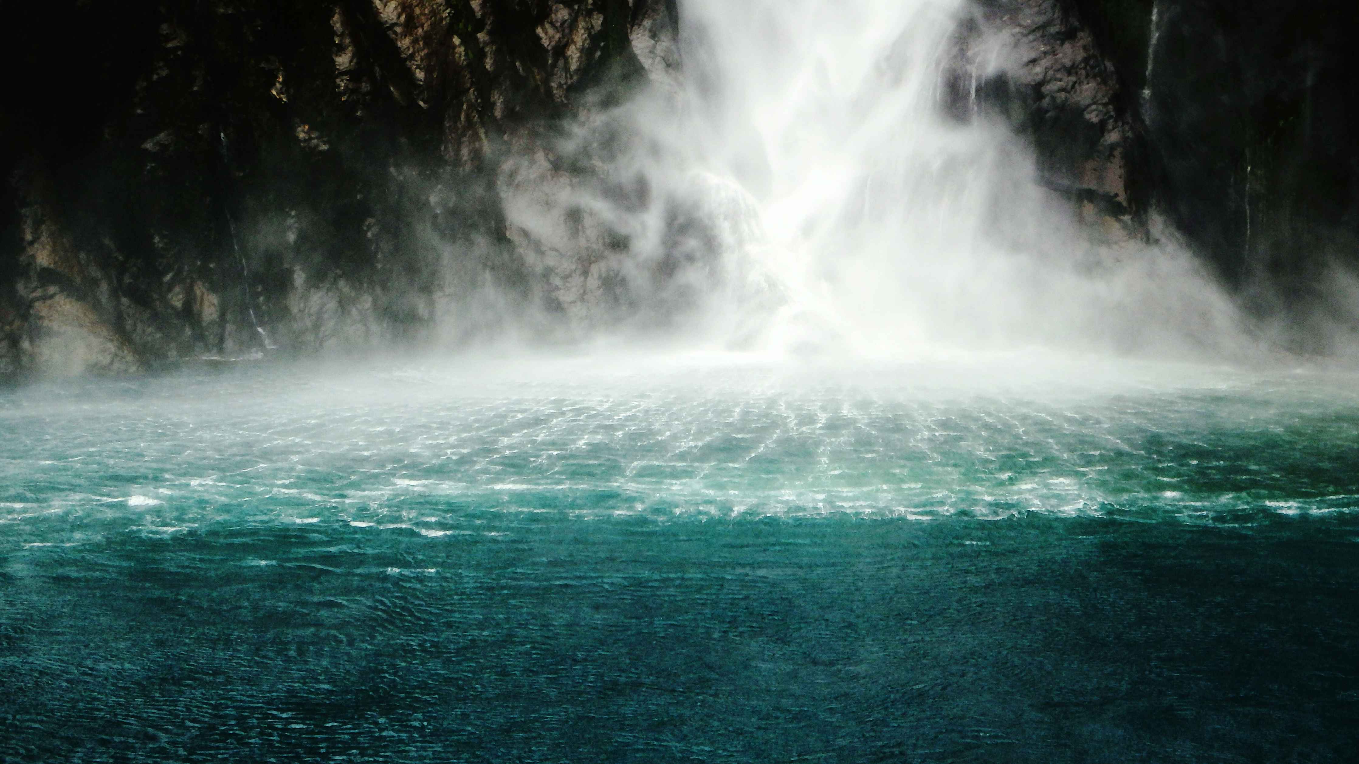 Wandverkleidung Flur-Mächtiger Wasserfall in Naturkulisse