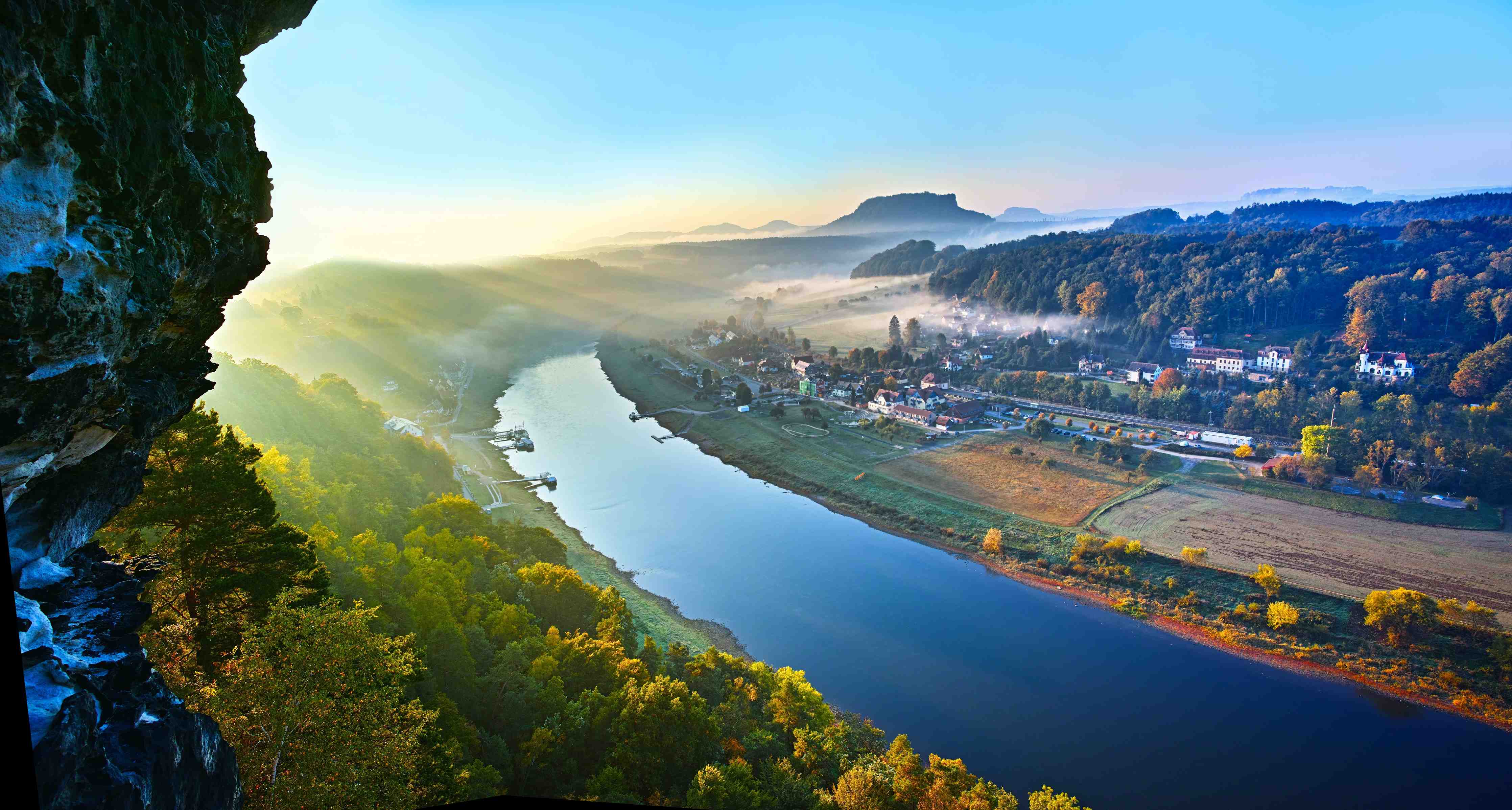 Wandverkleidung Flur-Majestätischer Fluss inmitten grüner Natur