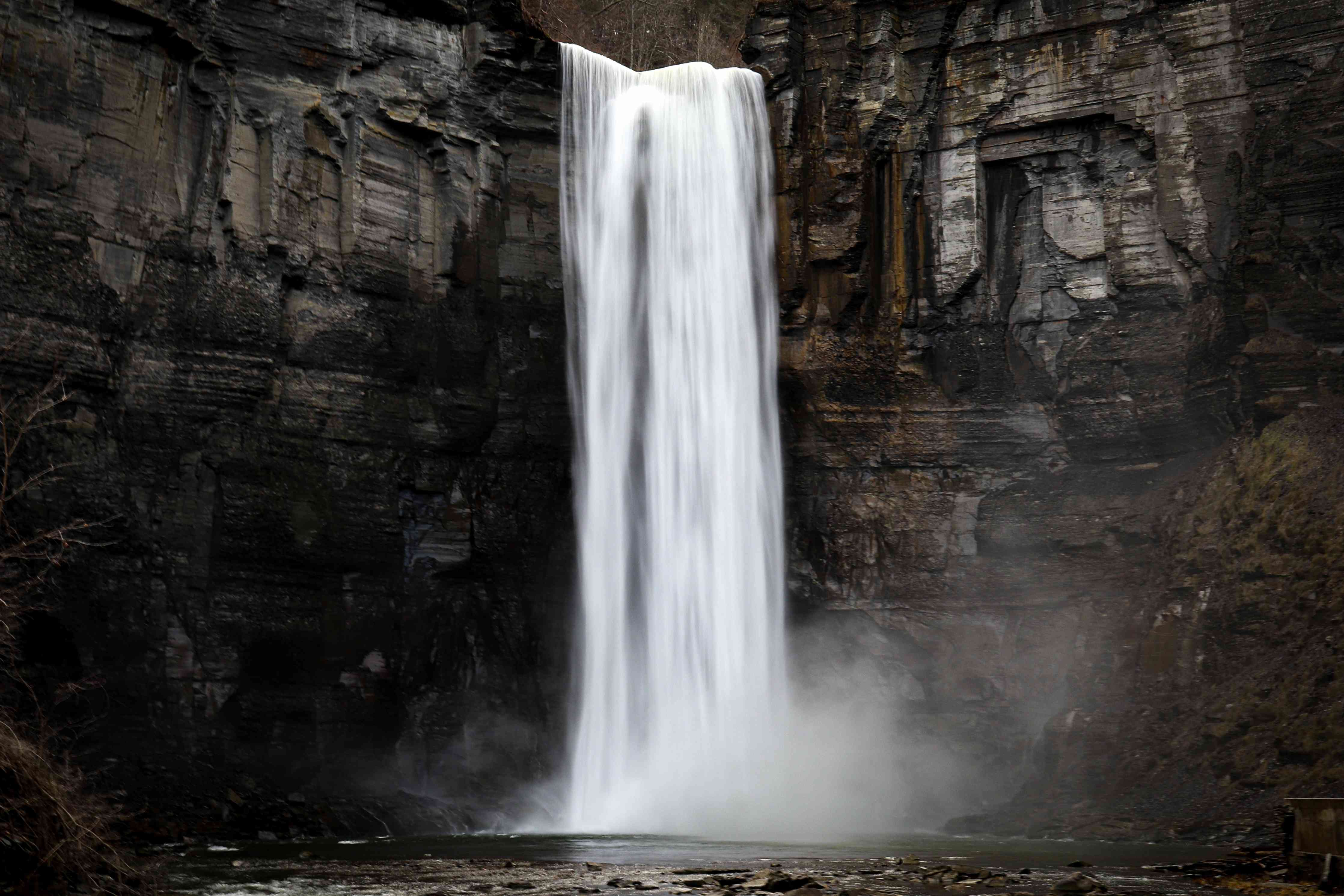 Wandverkleidung Flur-Majestätischer Wasserfall vor dunklem Felsen