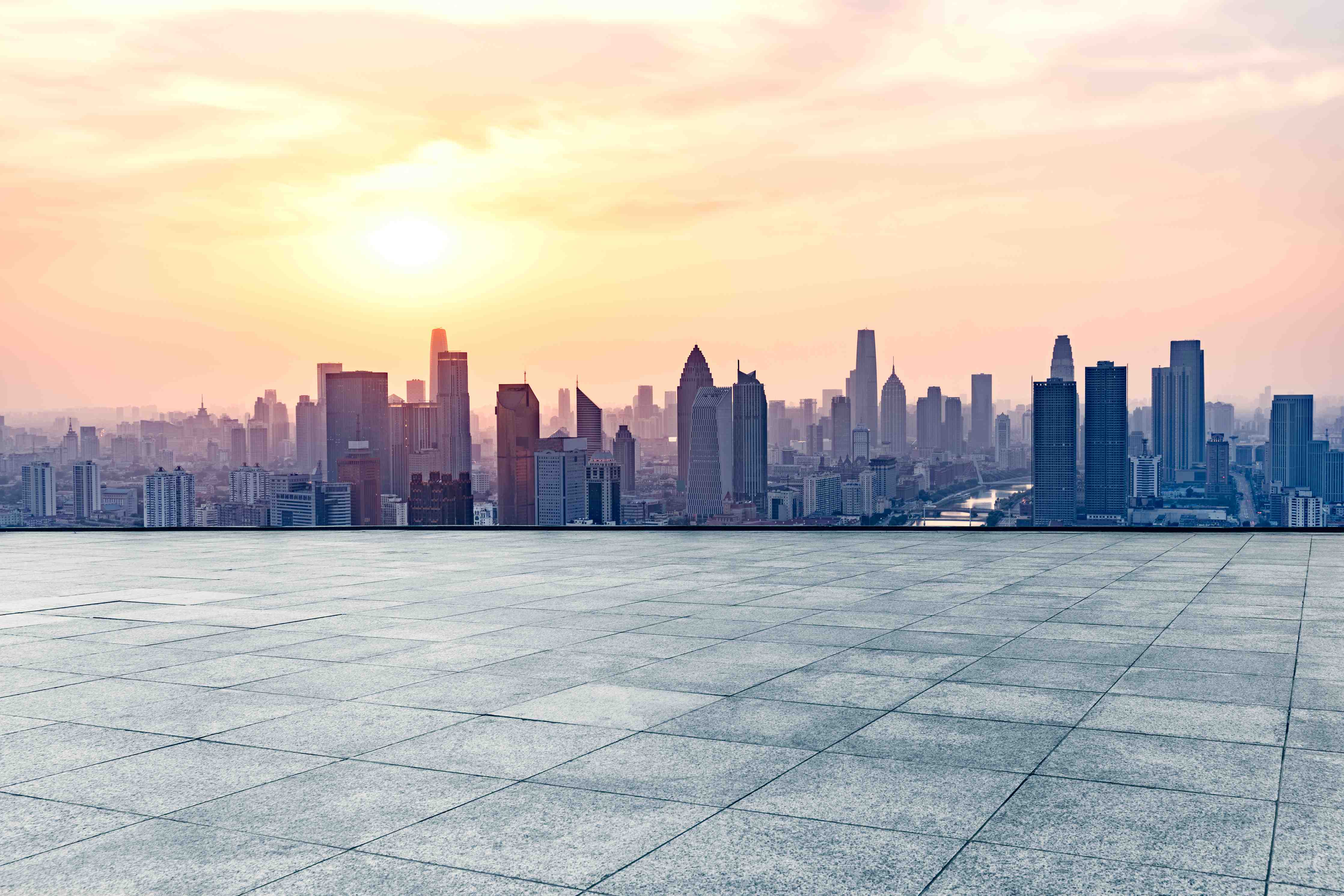 Wandverkleidung Flur-Moderne Dachterrasse mit Stadtblick bei Sonnenuntergang