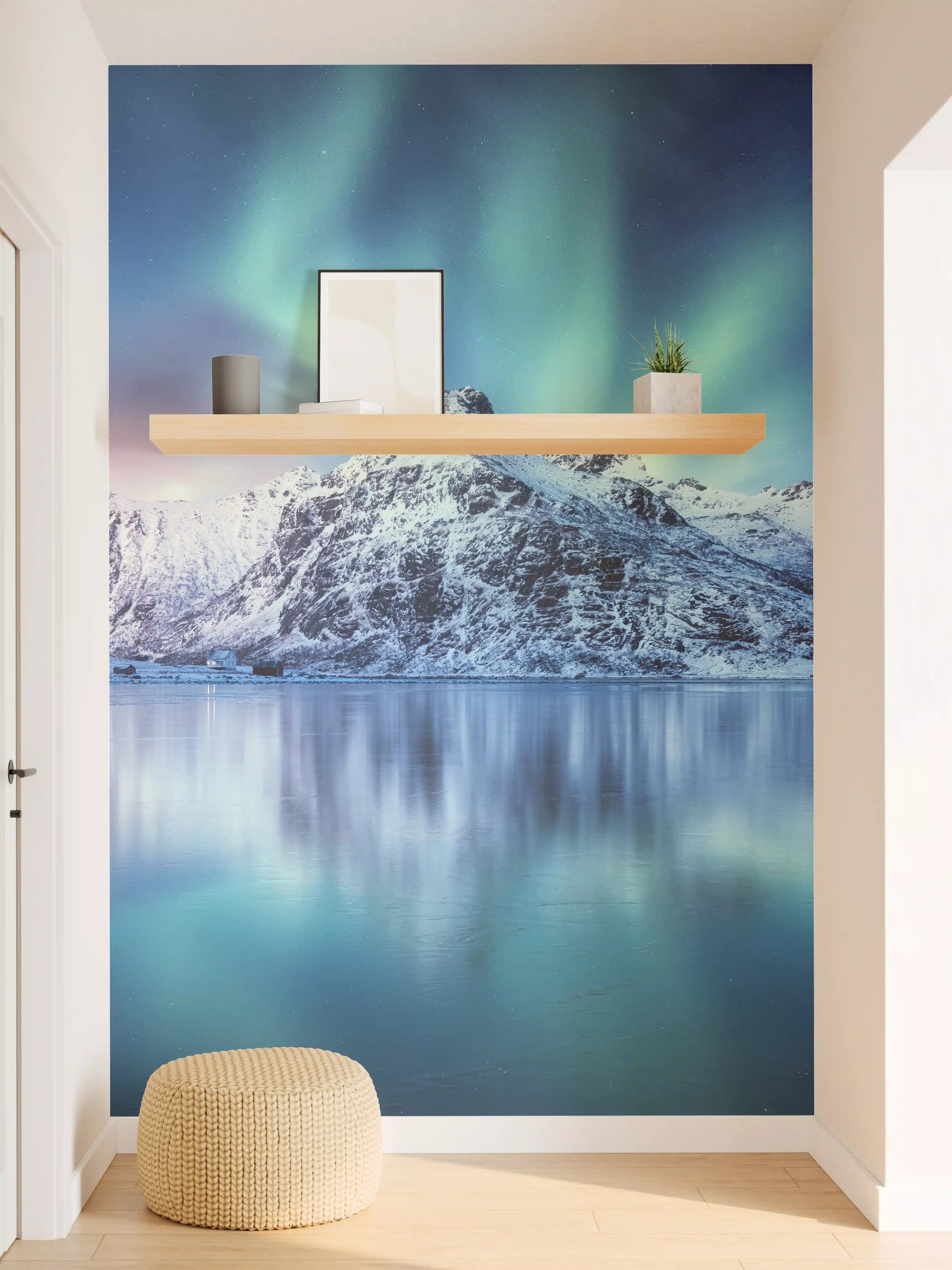 Wandverkleidung Flur - Nordlichter über verschneitem Bergpanorama