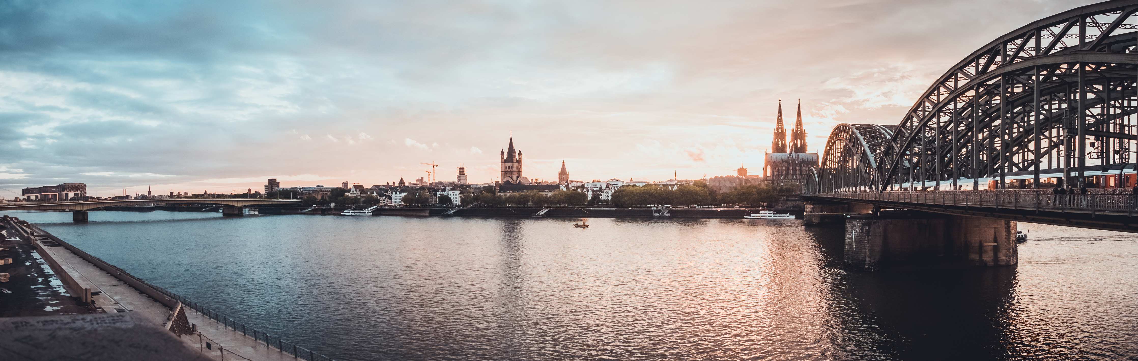 Wandverkleidung Flur-Panorama der Düsseldorfer Rheinseite bei Sonnenuntergang