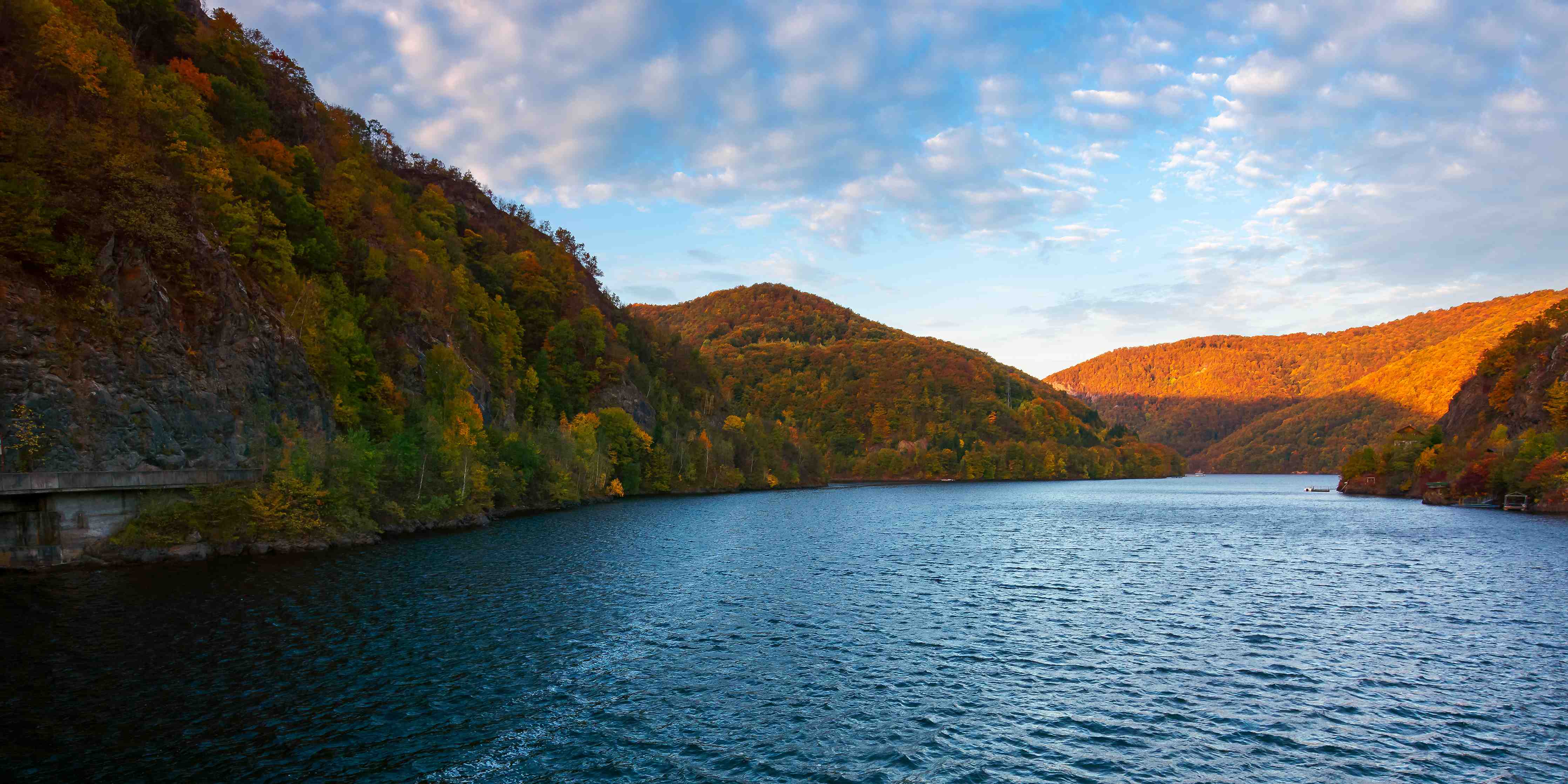 Wandverkleidung Flur-Panoramablick auf einen ruhigen Fluss in der Natur