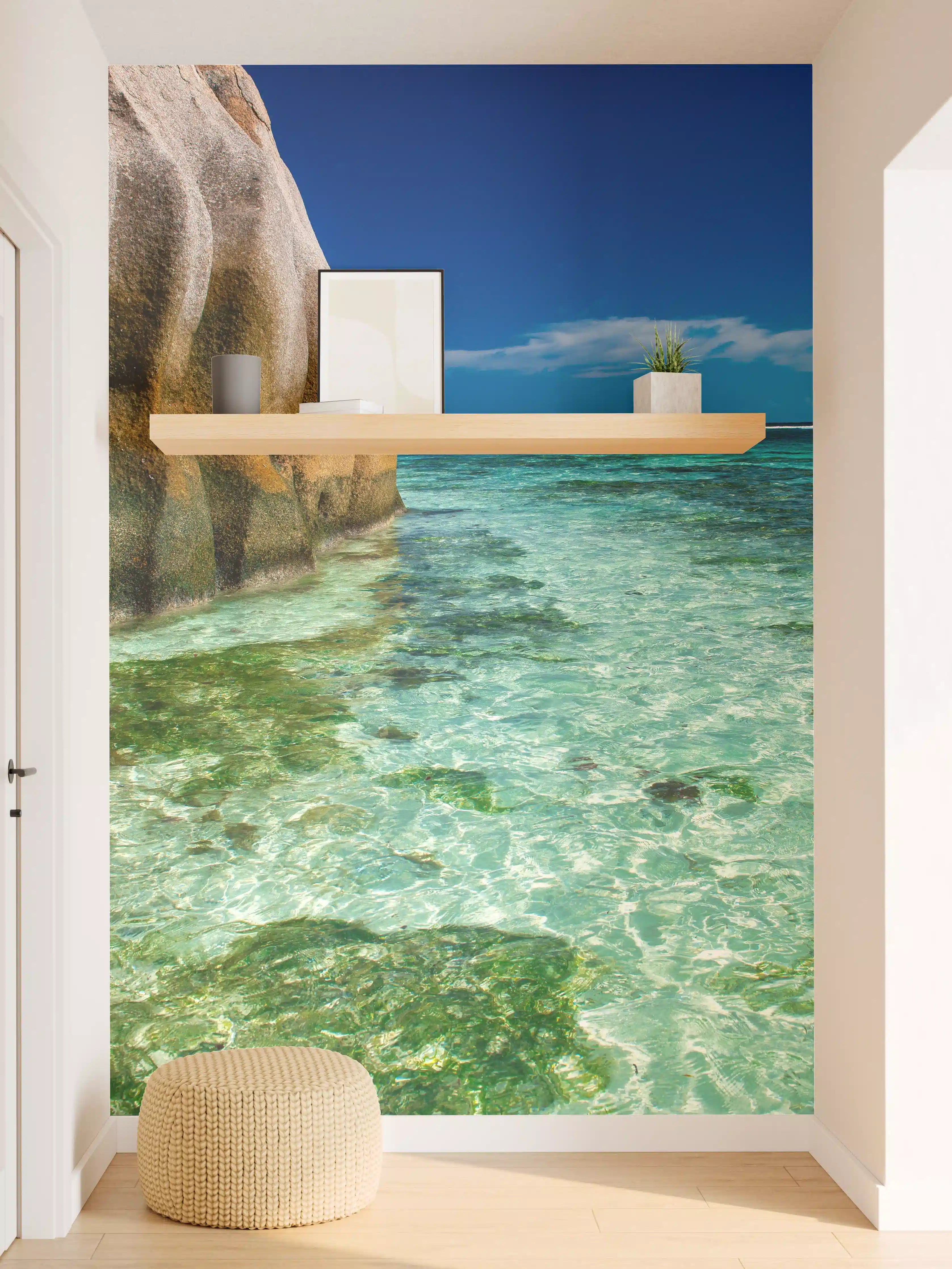 Wandverkleidung Flur - Paradiesische Strandkulisse mit Klippen und klarem Wasser