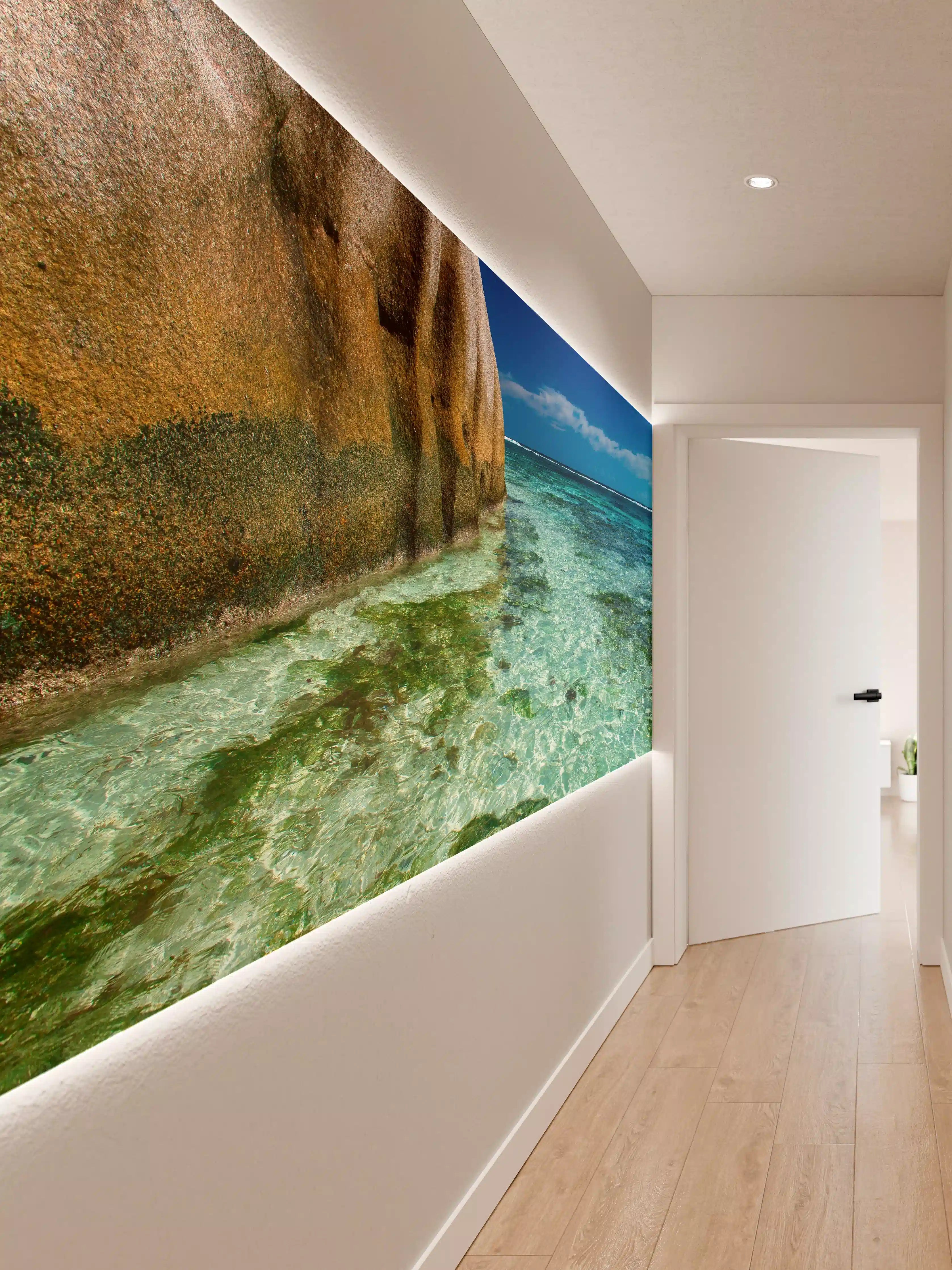 Wandverkleidung Flur - Paradiesische Strandkulisse mit Klippen und klarem Wasser