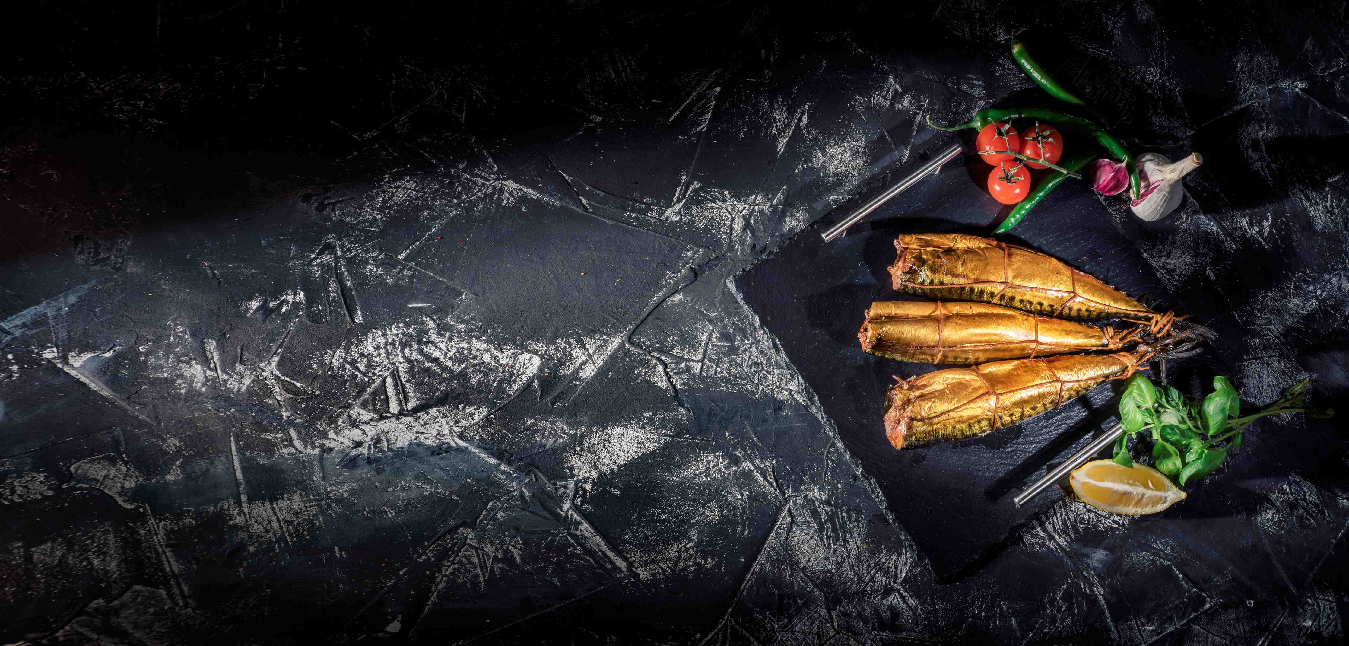 Wandverkleidung Flur-Räucherfisch auf dunklem Schiefer