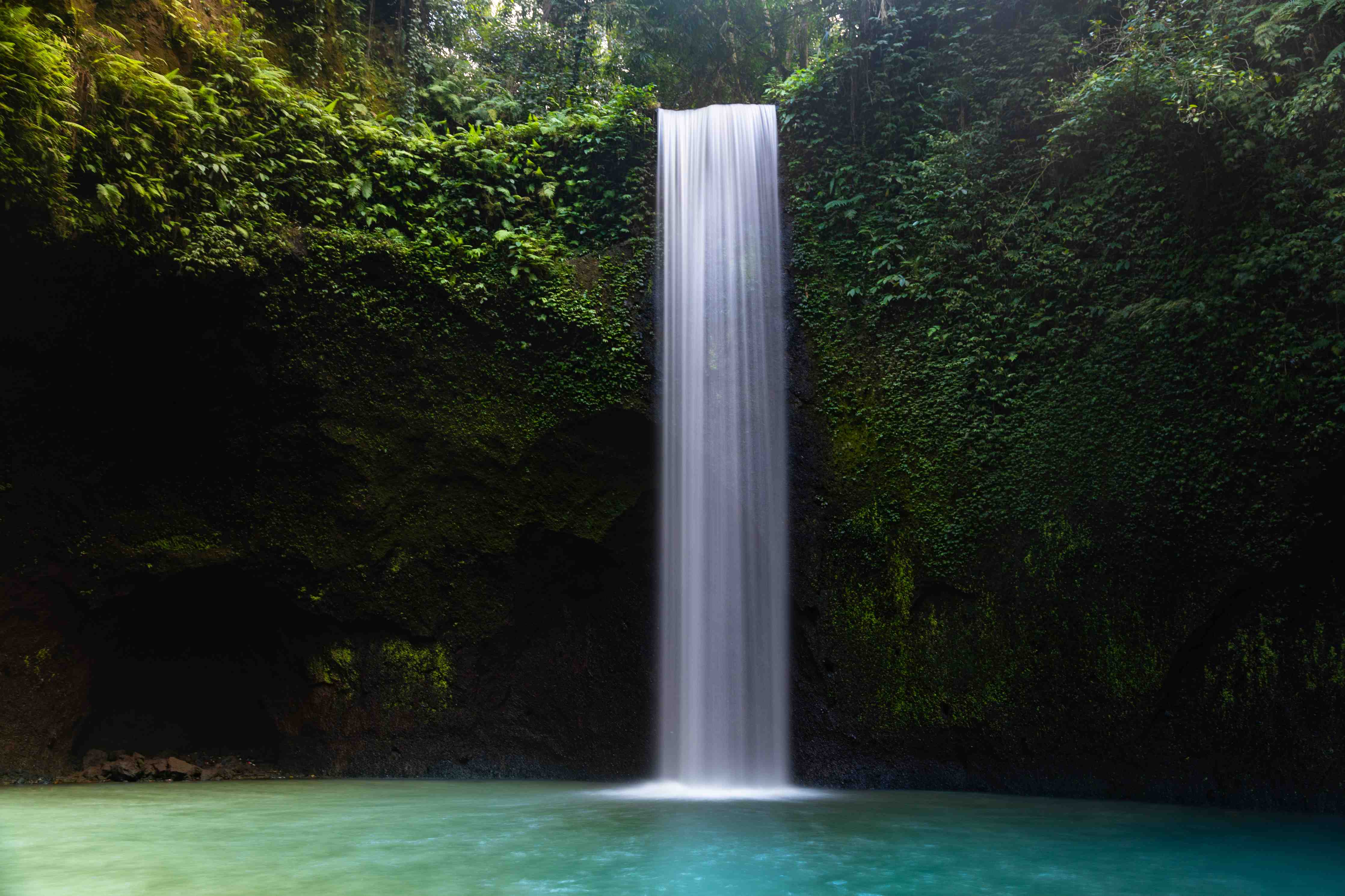 Wandverkleidung Flur-Sanfter Wasserfall im Grau-weißen Licht