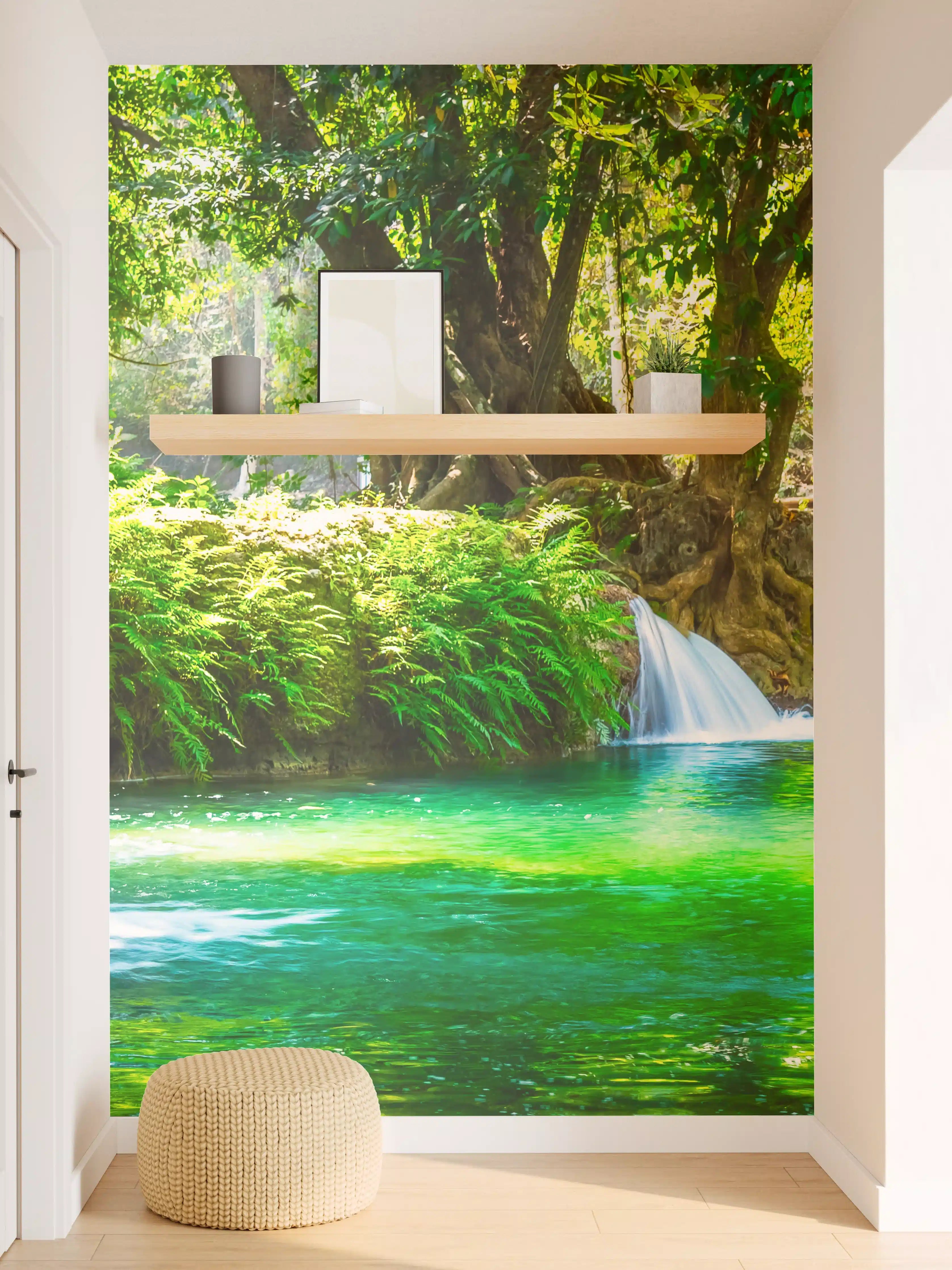 Wandverkleidung Flur - Sanfter Wasserfall im nebelgrauen Wald