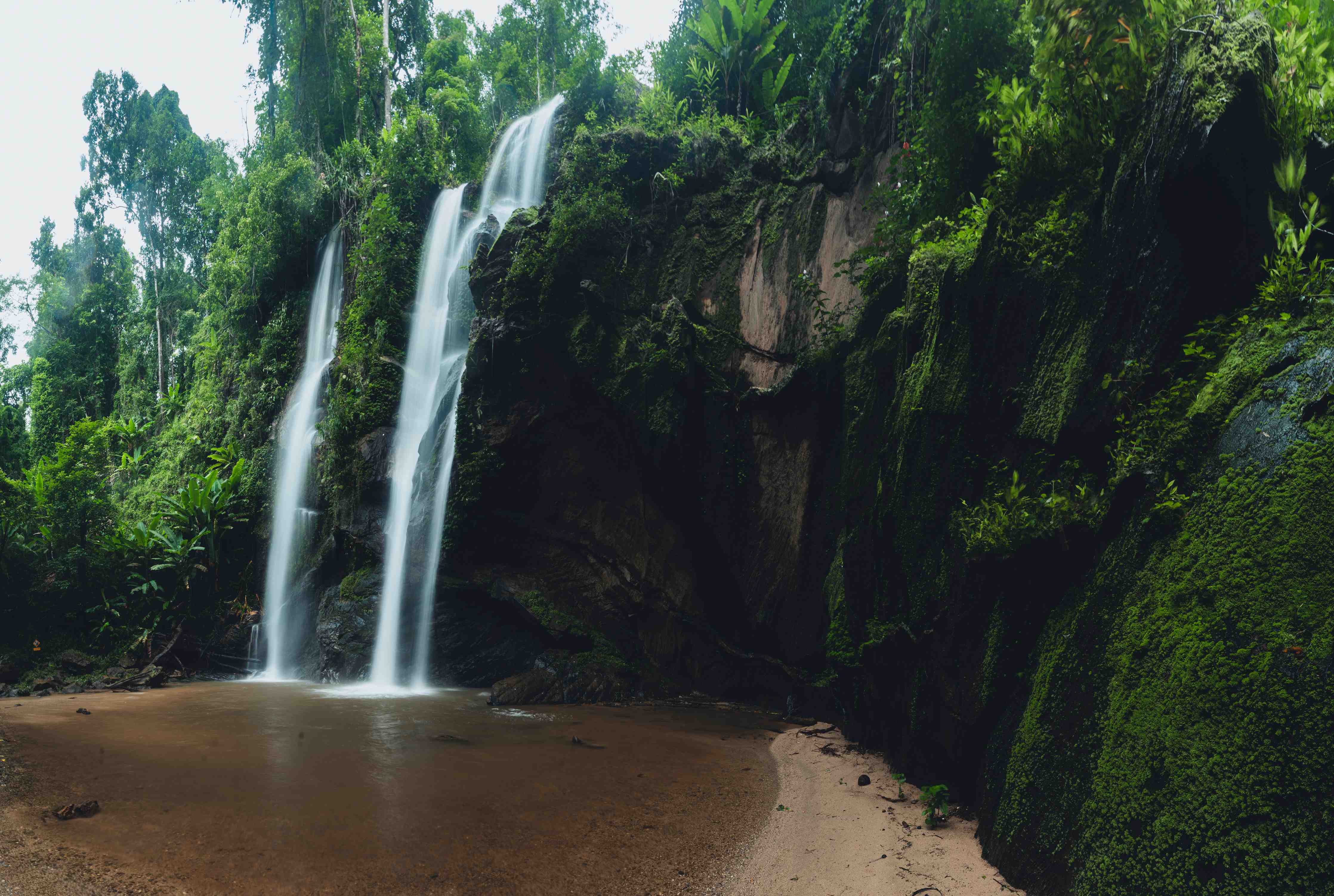 Wandverkleidung Flur-Schöner Wasserfall im Dschungel