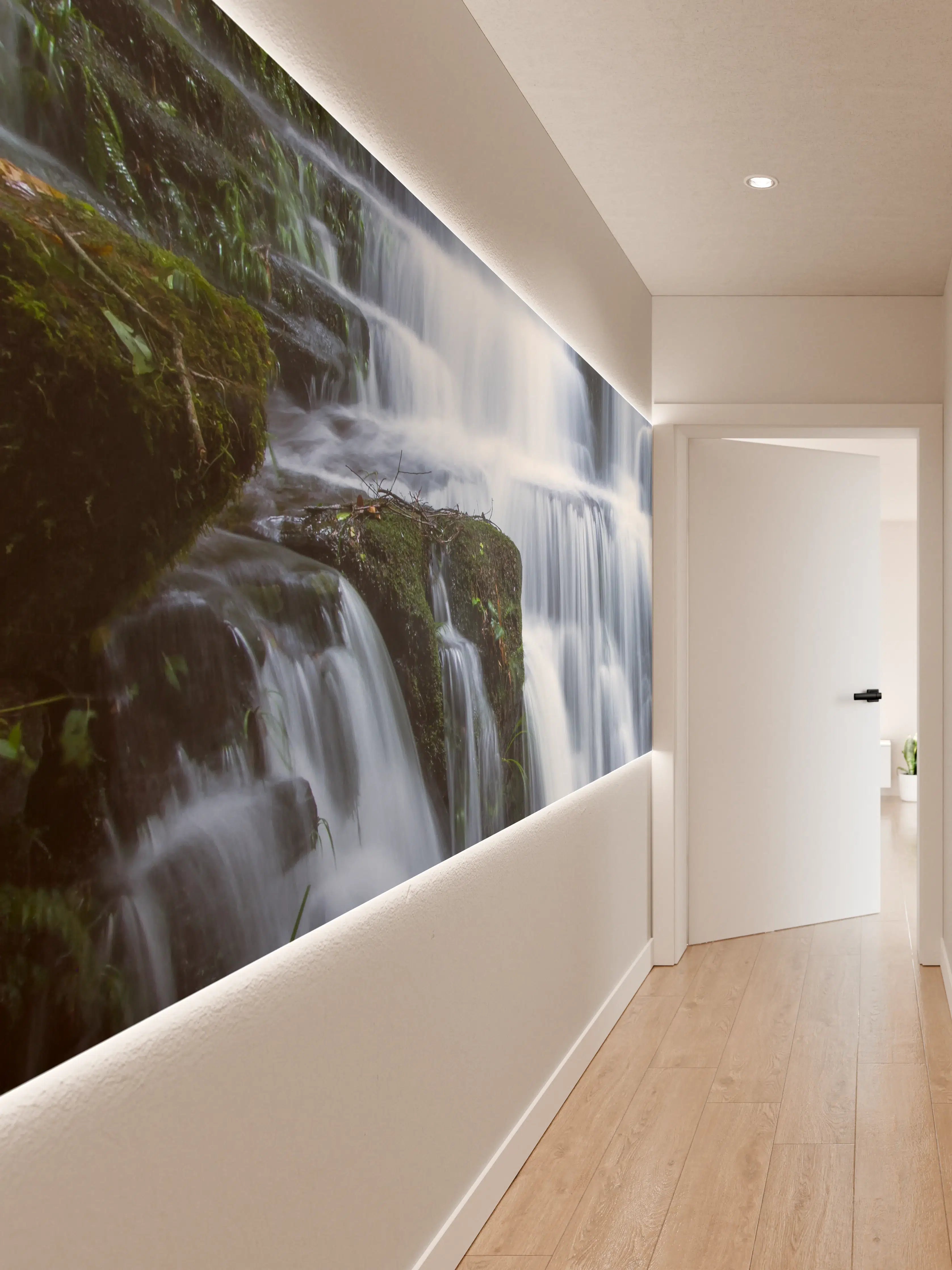Wandverkleidung Flur - Wasserfall im Wald mit Felsen