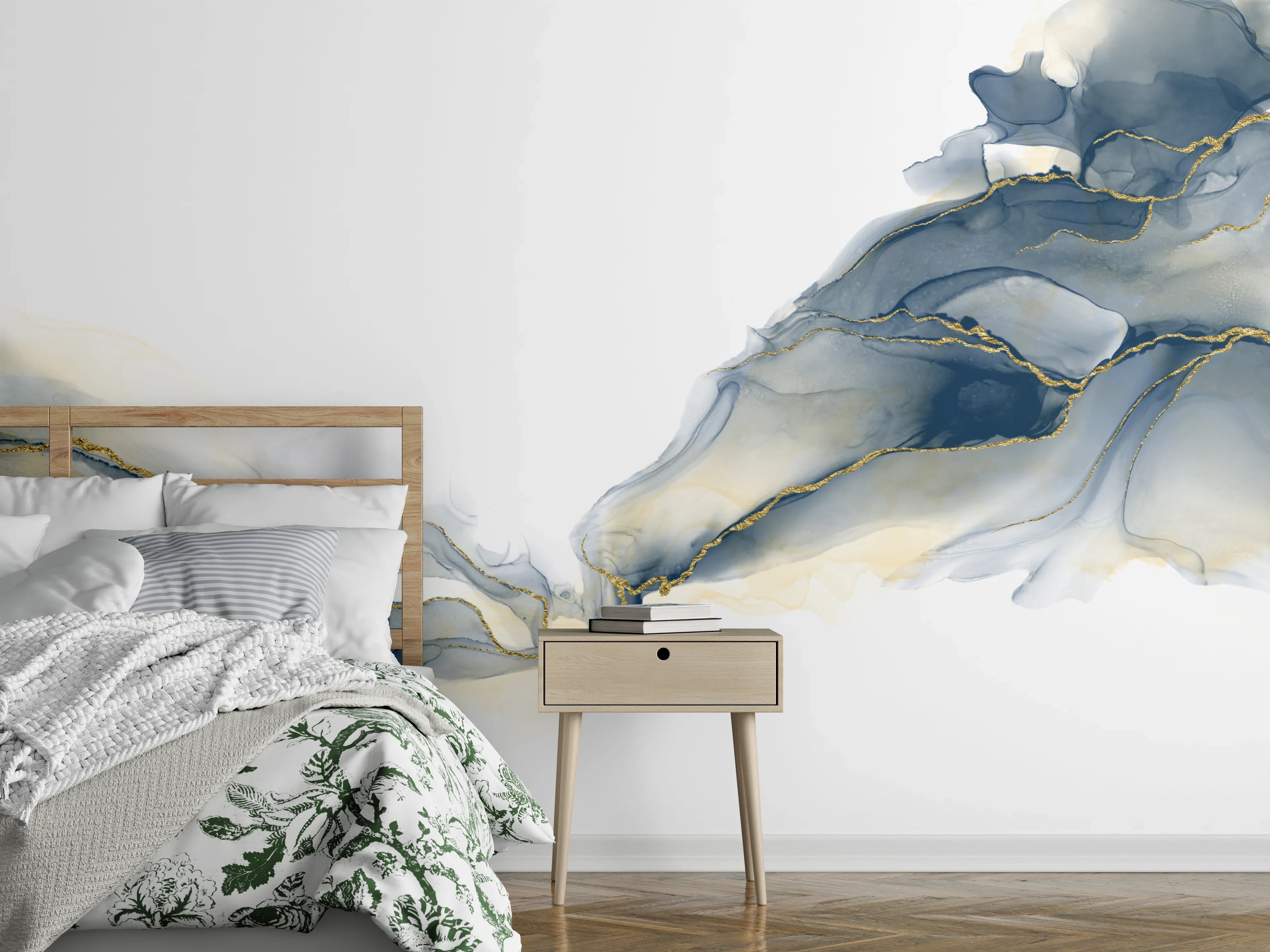 Wandverkleidung Schlafzimmer - Abstrakte Marmoroptik Blau mit Goldakzenten