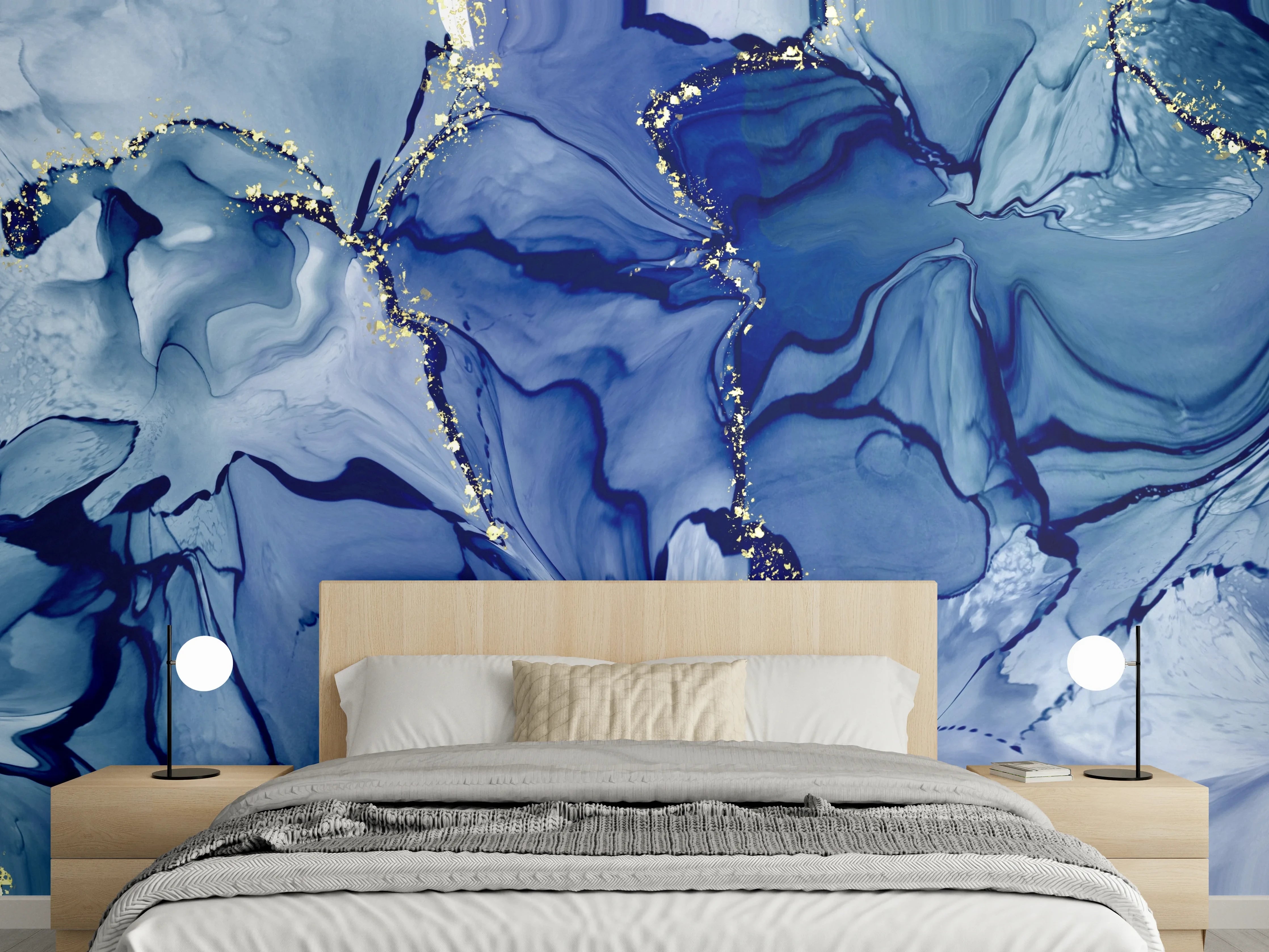 Wandverkleidung Schlafzimmer - Abstrakte blaue Aquarellblüten mit Gold