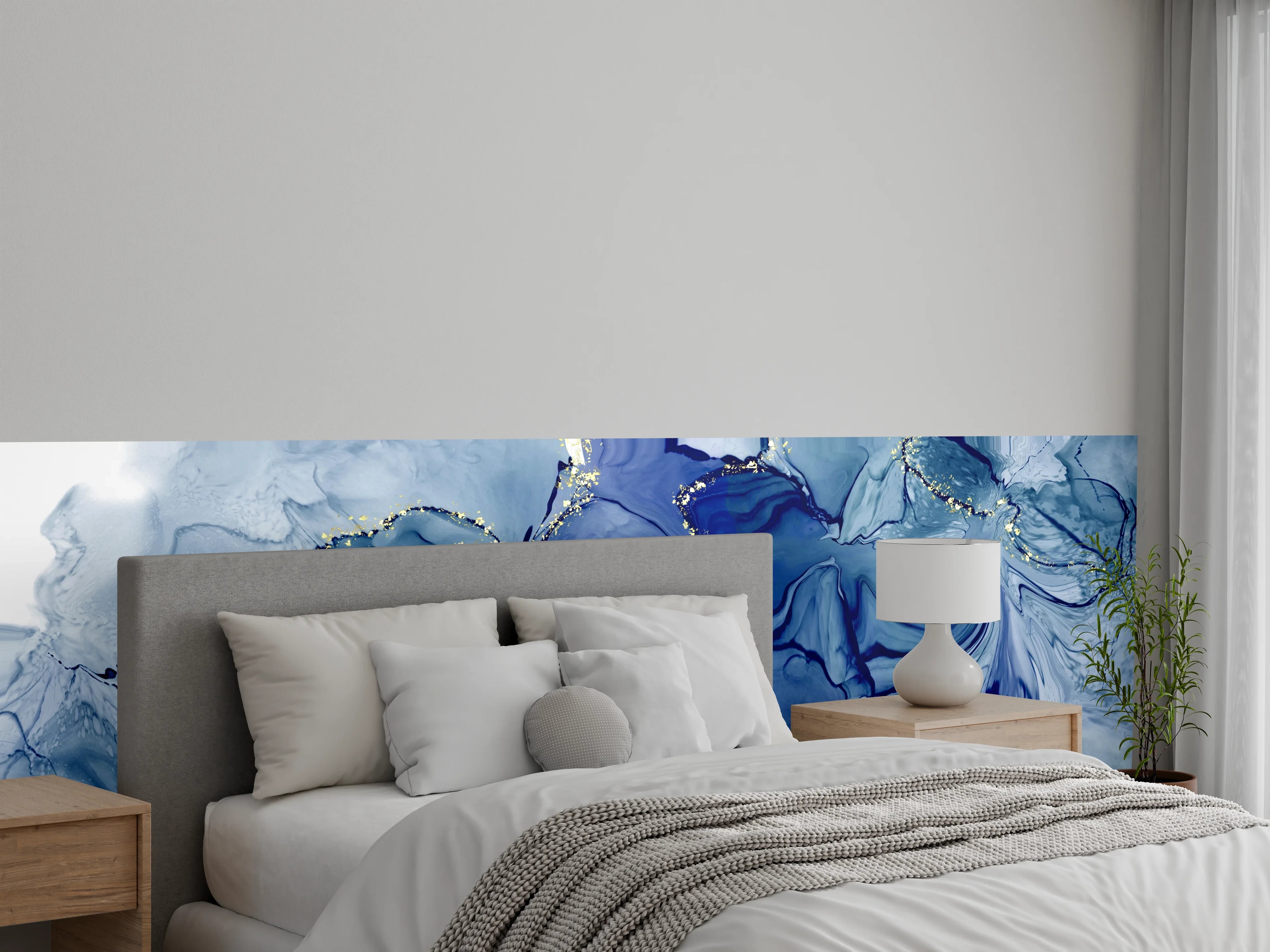 Wandverkleidung Schlafzimmer - Abstrakte blaue Aquarellblüten mit Gold