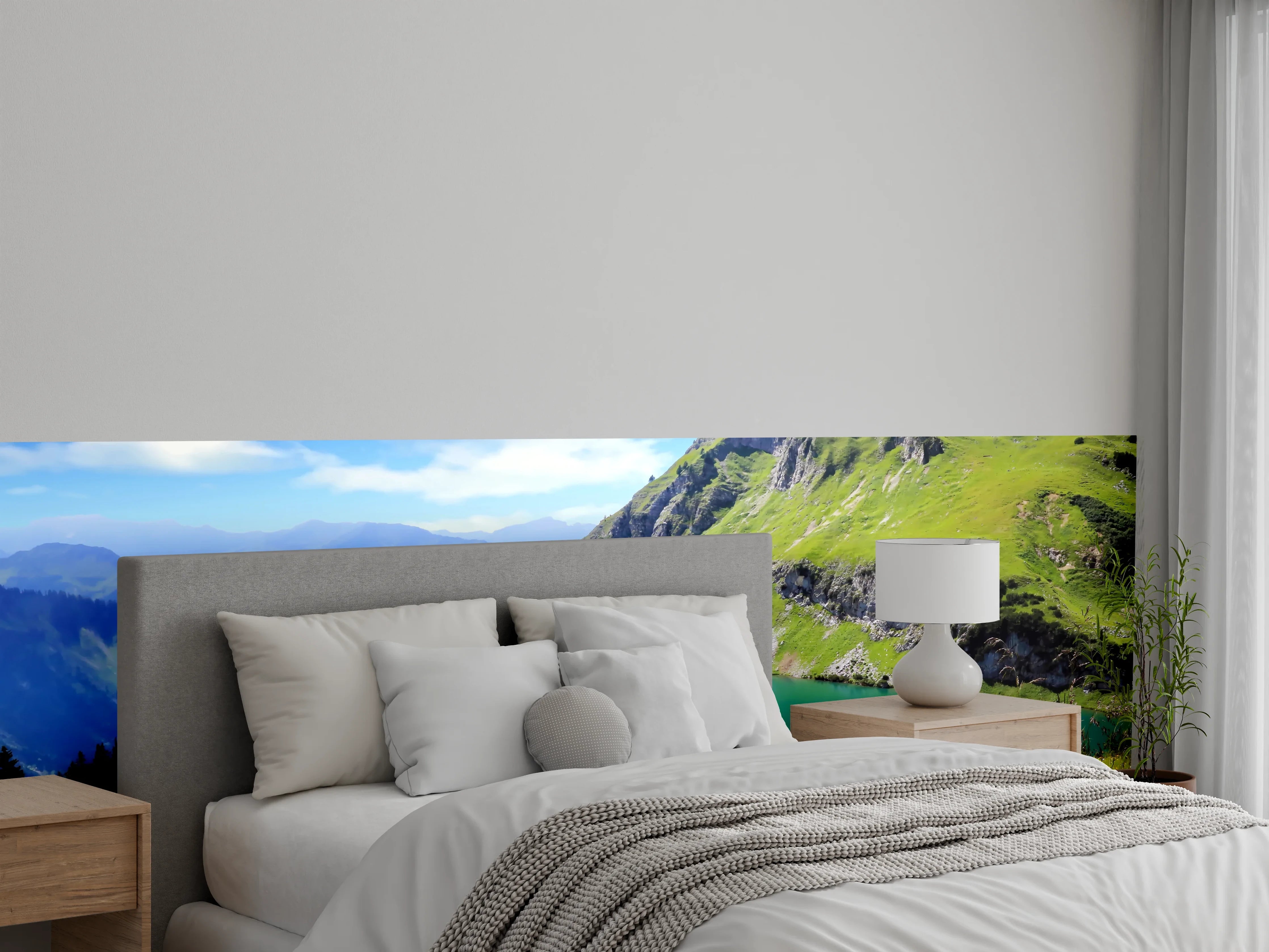 Wandverkleidung Schlafzimmer - Alpenidylle mit Bergsee und Blumenwiese