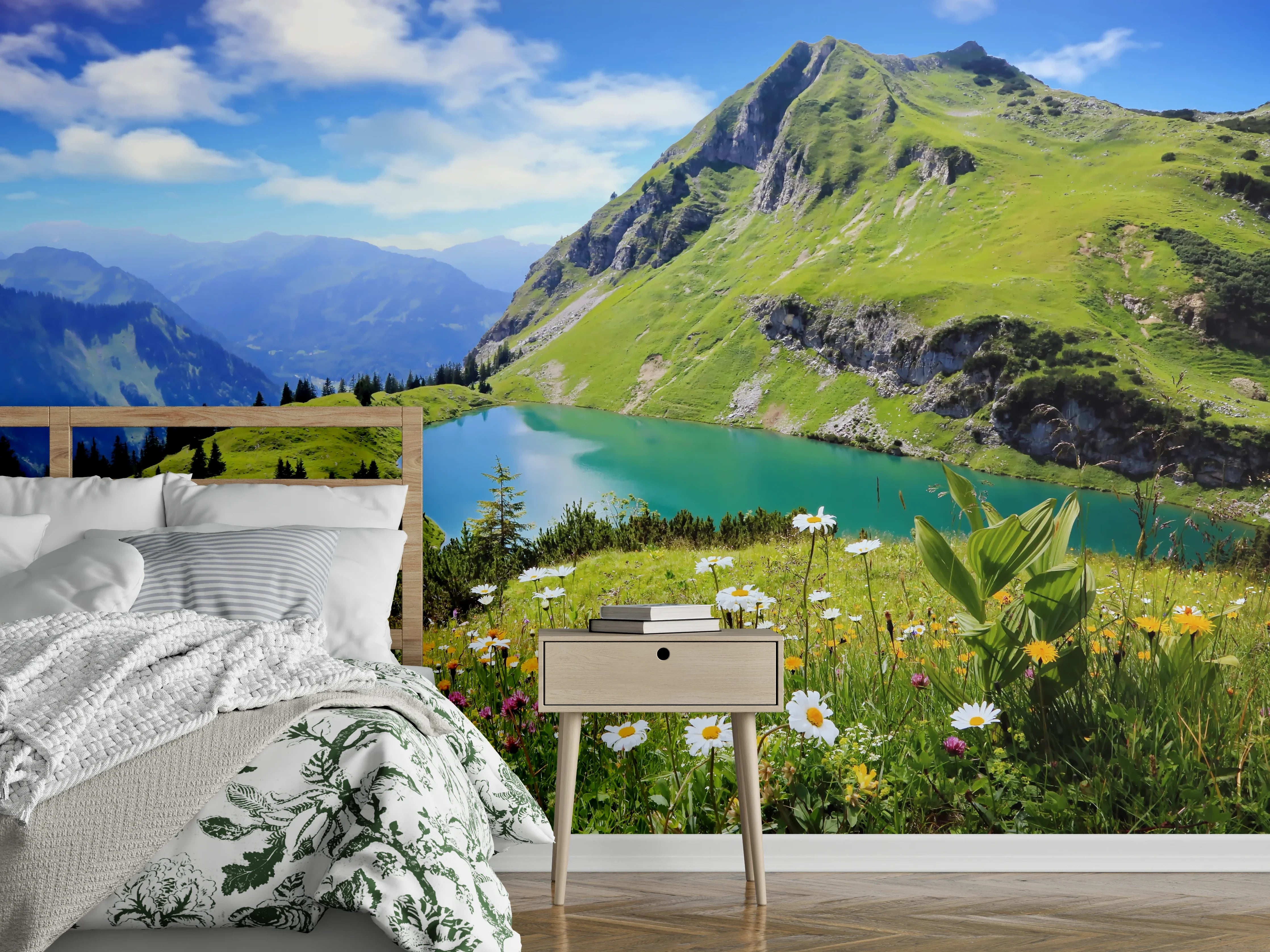 Wandverkleidung Schlafzimmer - Alpenidylle mit Bergsee und Blumenwiese