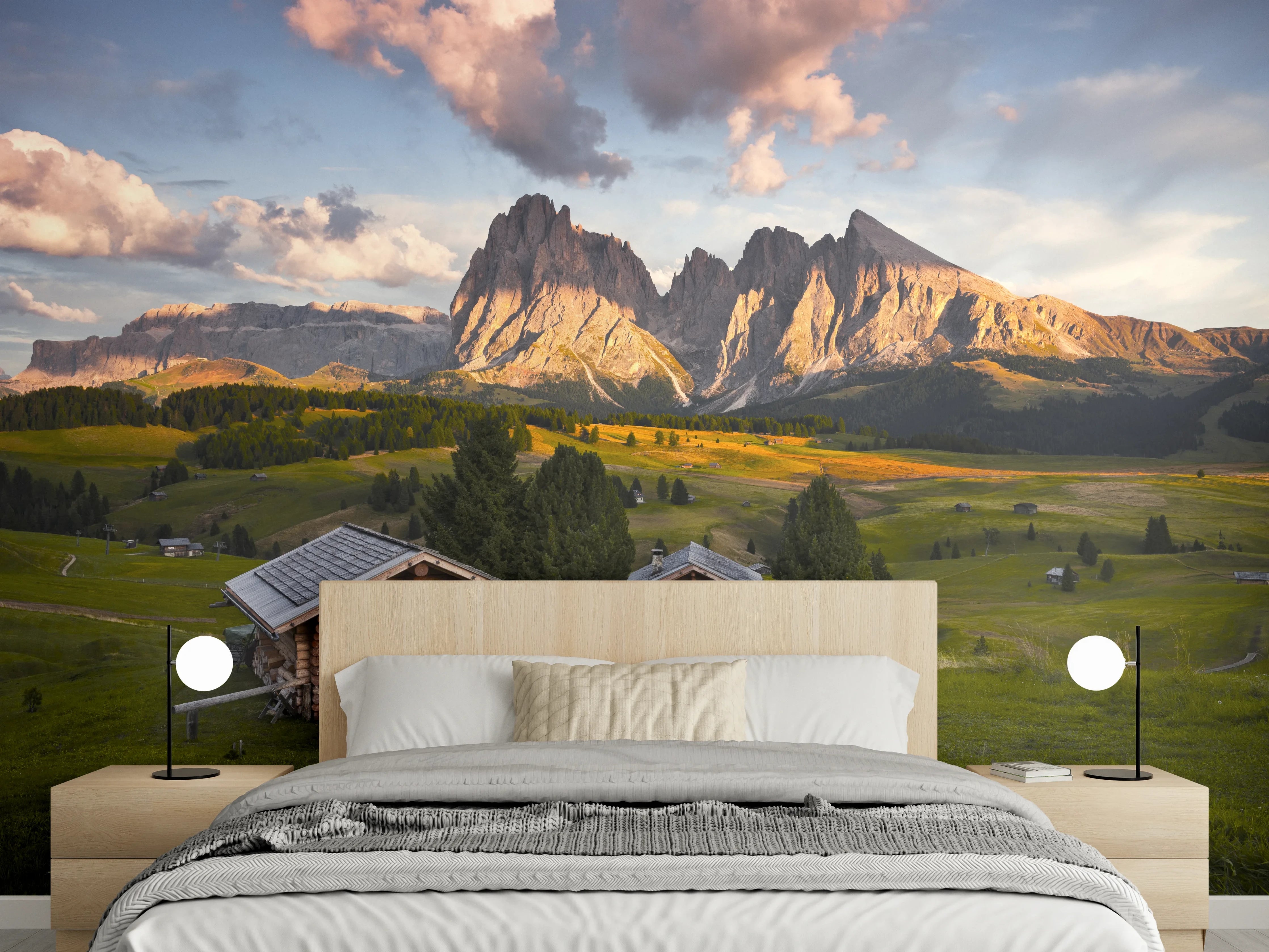Wandverkleidung Schlafzimmer - Alpenpanorama mit Almhütten im Abendlicht