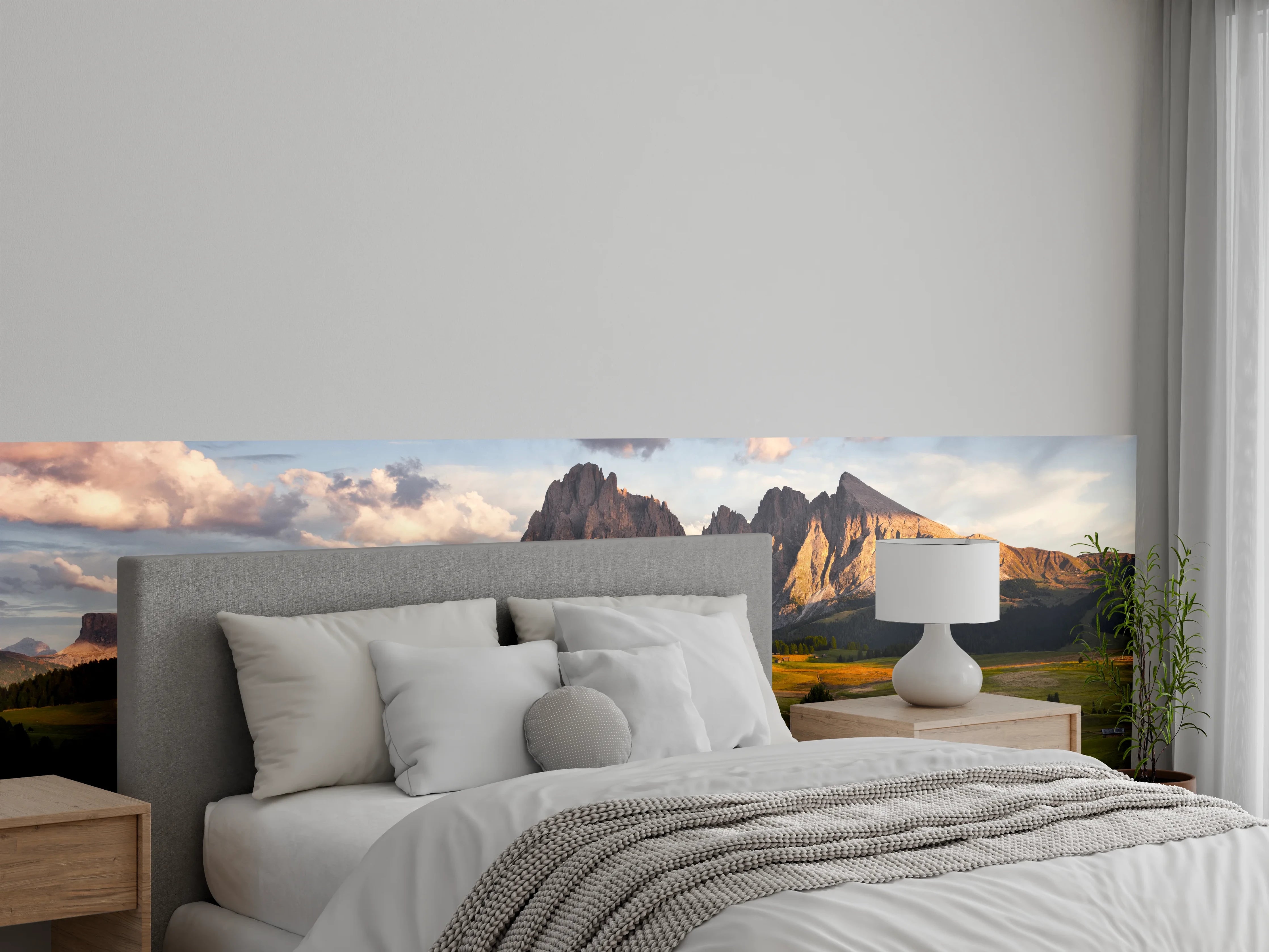 Wandverkleidung Schlafzimmer - Alpenpanorama mit Almhütten im Abendlicht