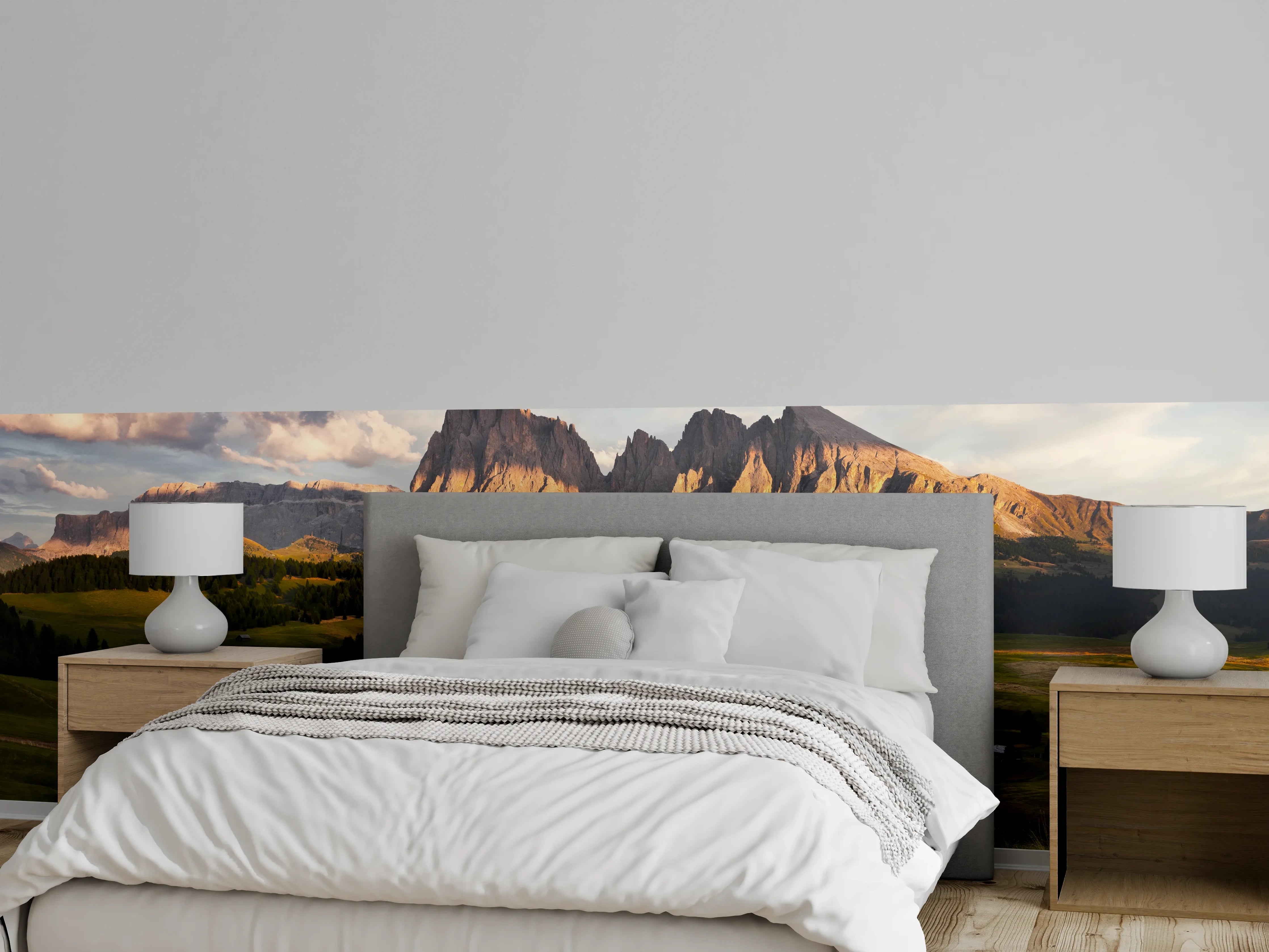 Wandverkleidung Schlafzimmer - Alpenpanorama mit Almhütten im Abendlicht
