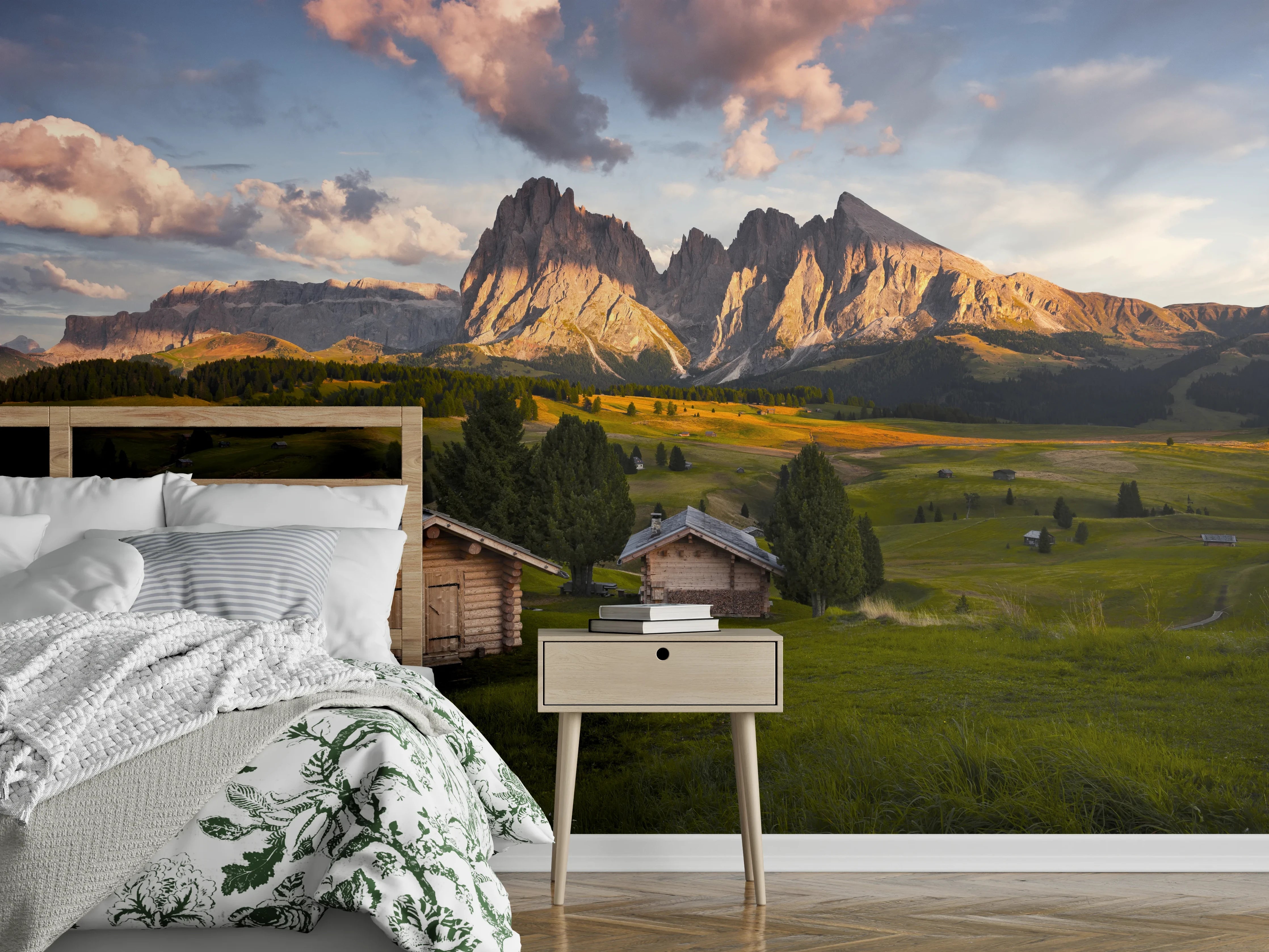 Wandverkleidung Schlafzimmer - Alpenpanorama mit Almhütten im Abendlicht