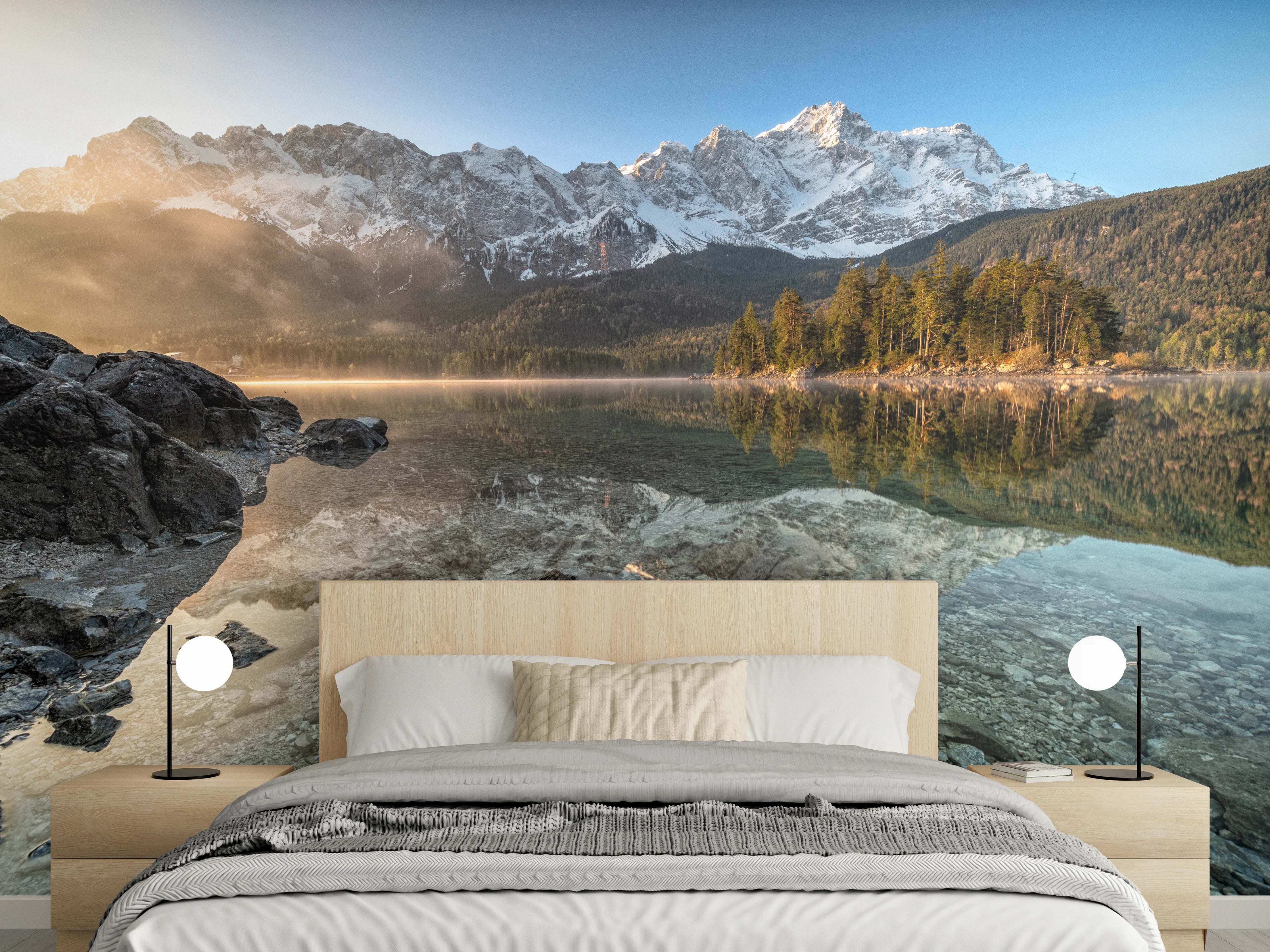 Wandverkleidung Schlafzimmer - Alpensee mit Bergen im Sonnenlicht