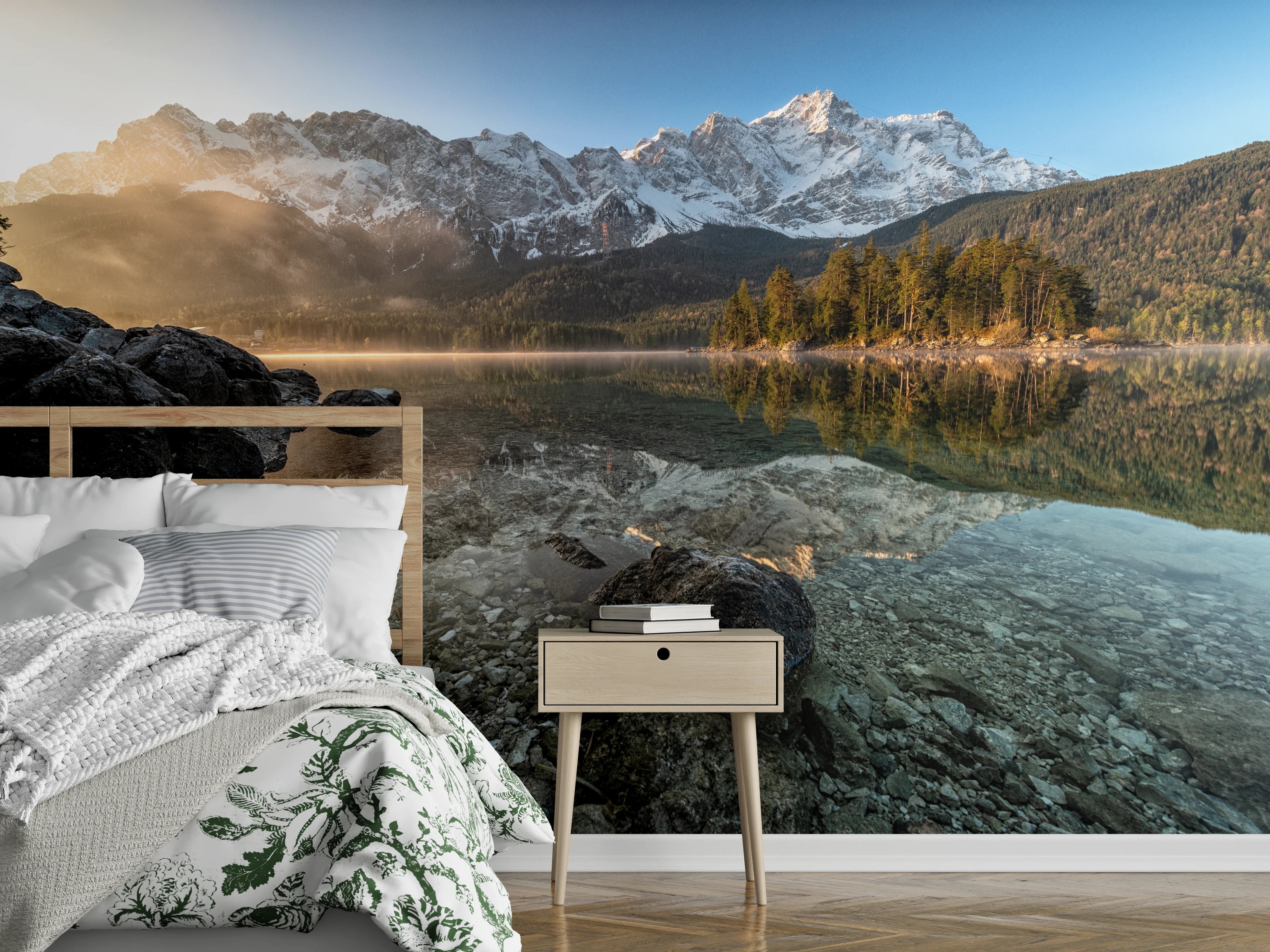 Wandverkleidung Schlafzimmer - Alpensee mit Bergen im Sonnenlicht