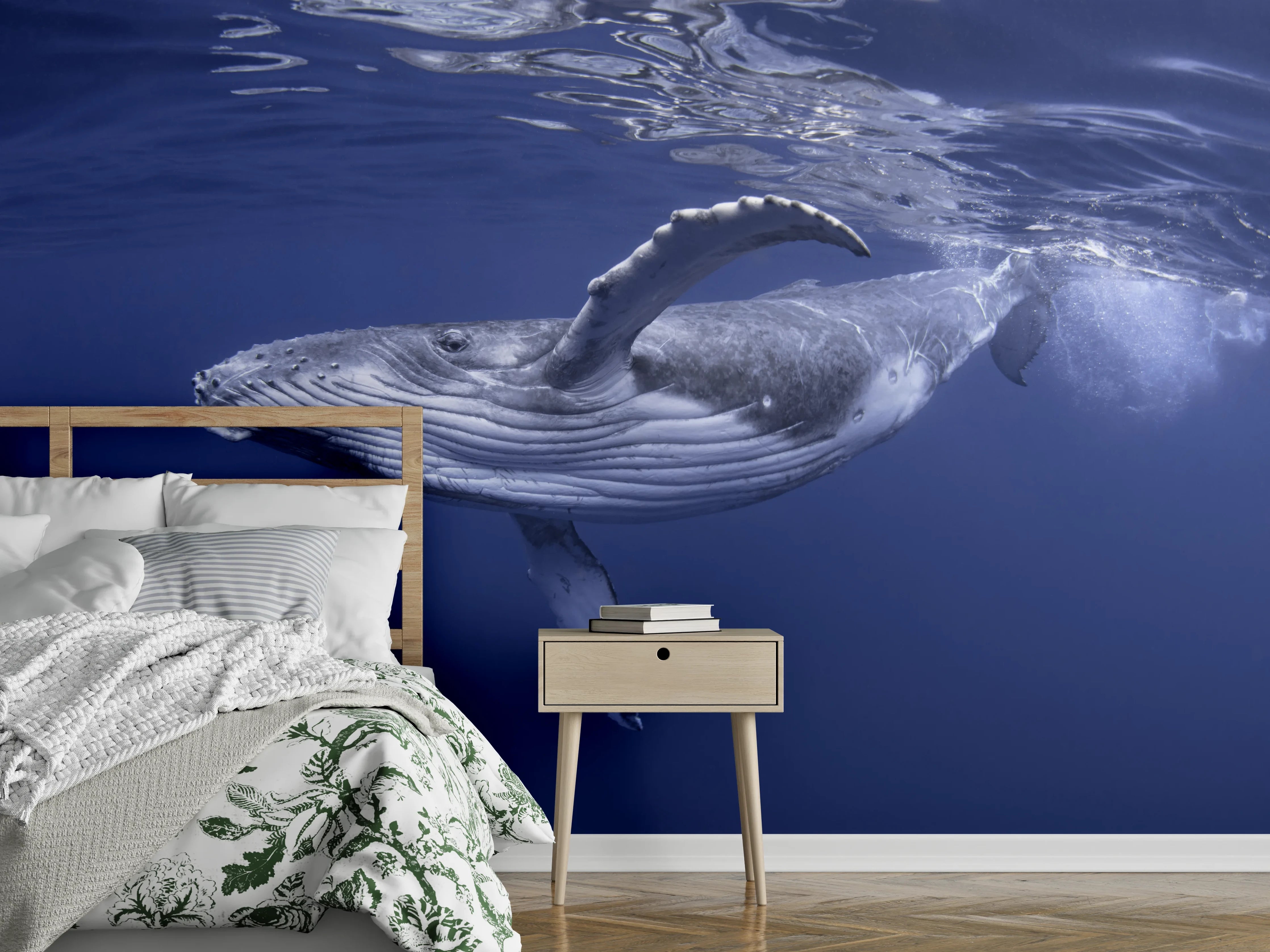 Wandverkleidung Schlafzimmer - Baby-Buckelwal-Kalb im blauen Wasser