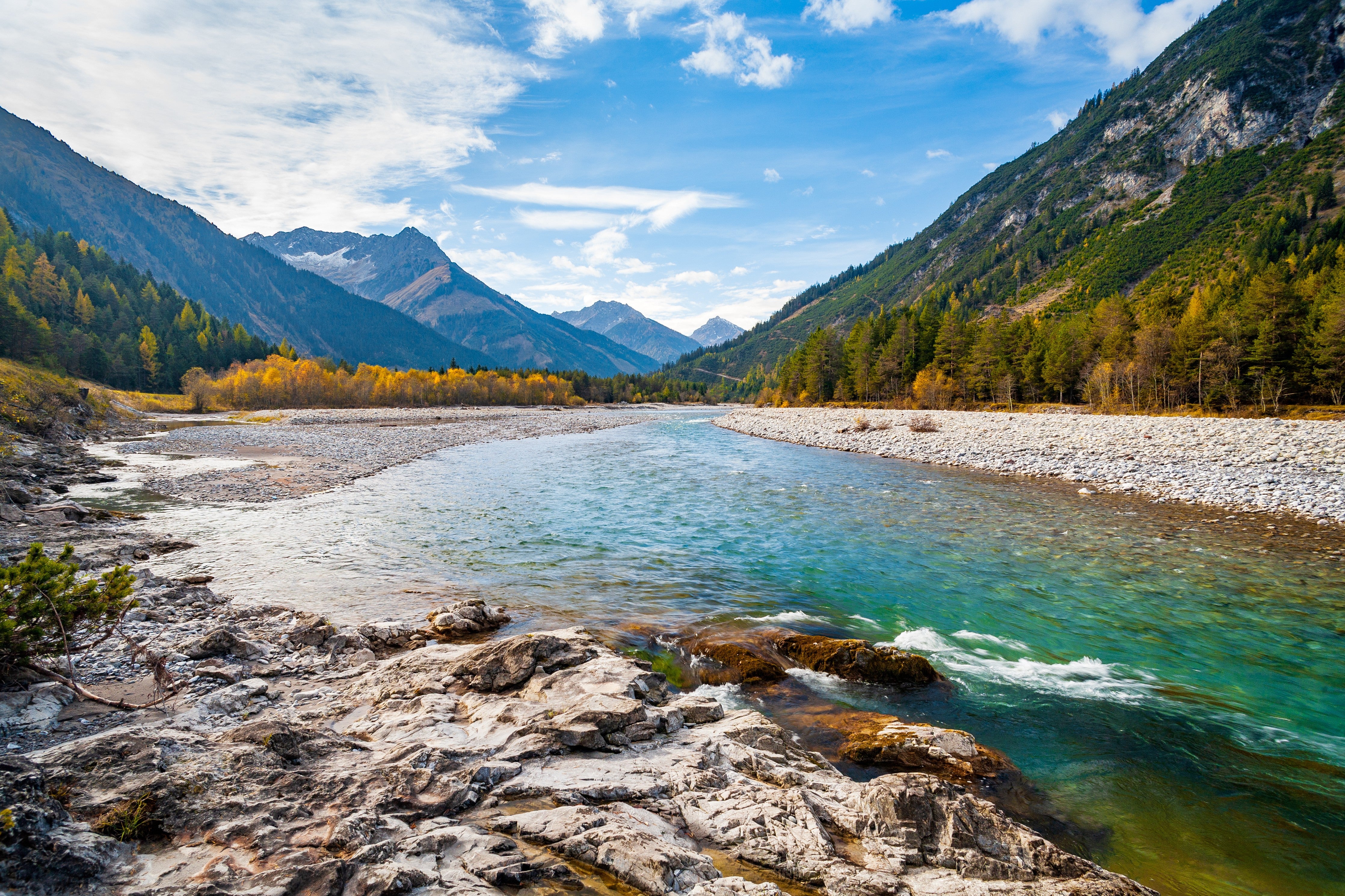 Wandverkleidung Schlafzimmer-Bergfluss Naturidylle unter blauem Himmel