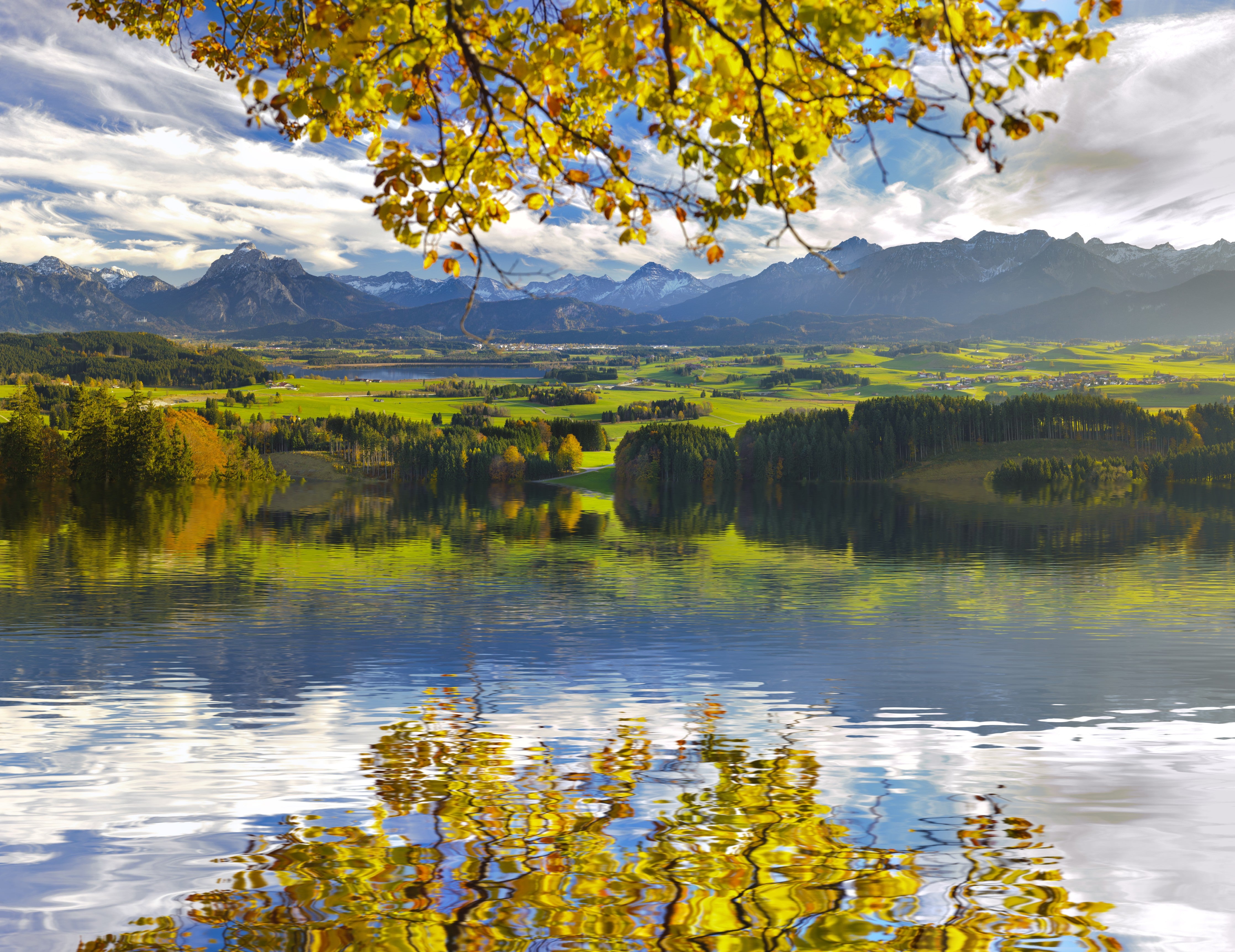 Wandverkleidung Schlafzimmer-Bergsee Panorama im Sonnenschein
