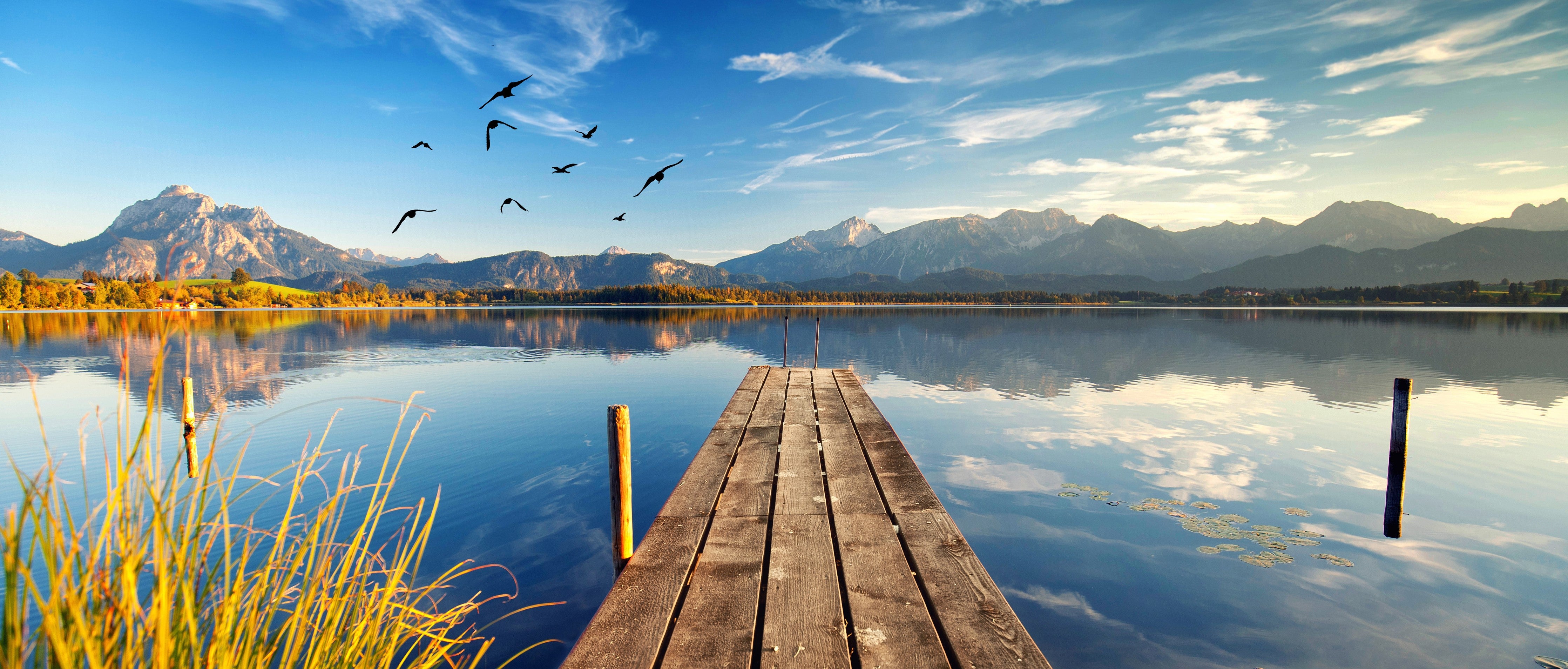 Wandverkleidung Schlafzimmer-Bergsee-Panorama mit Holzsteg