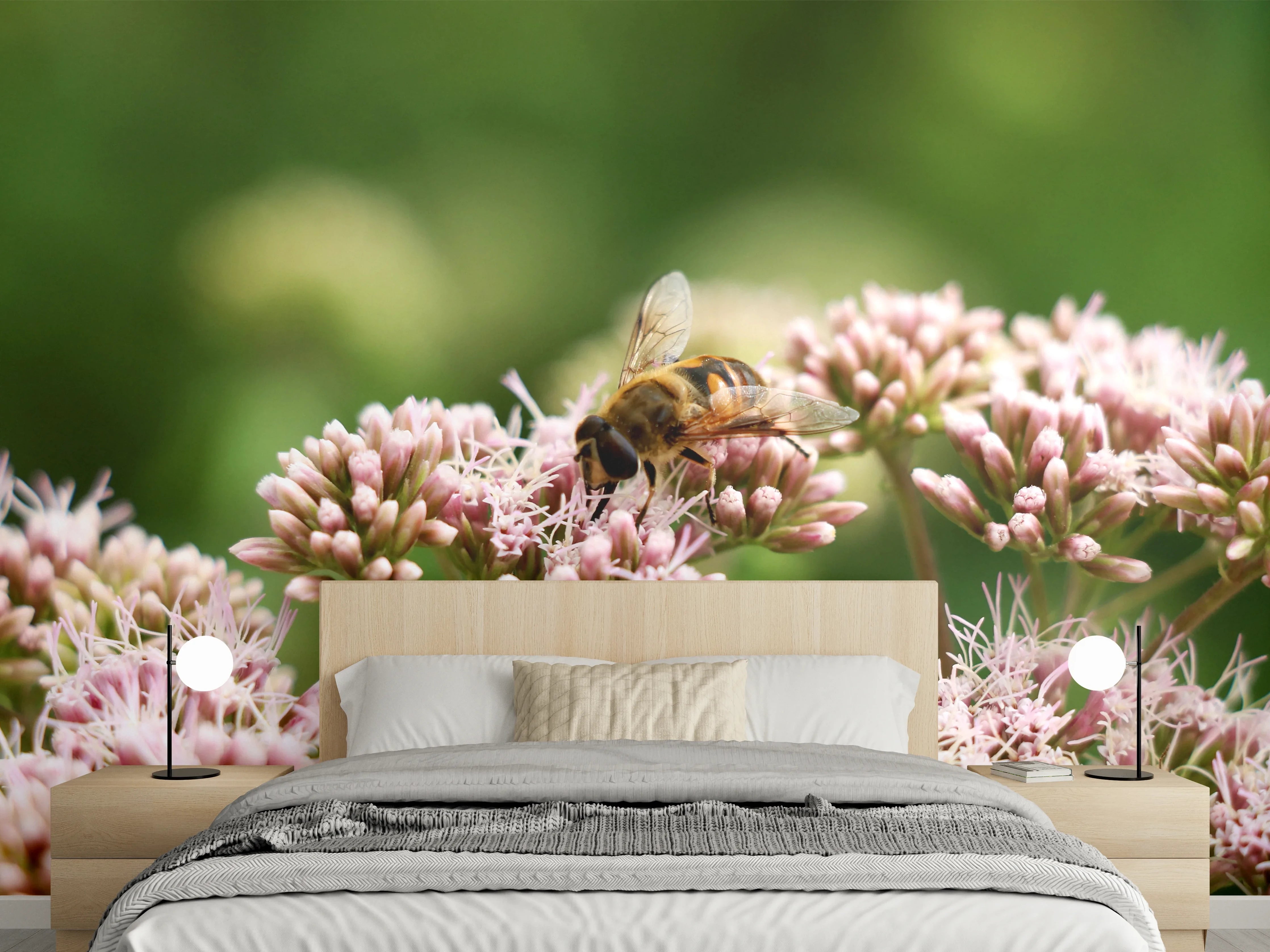 Wandverkleidung Schlafzimmer - Biene auf Rosa Blüten Makro