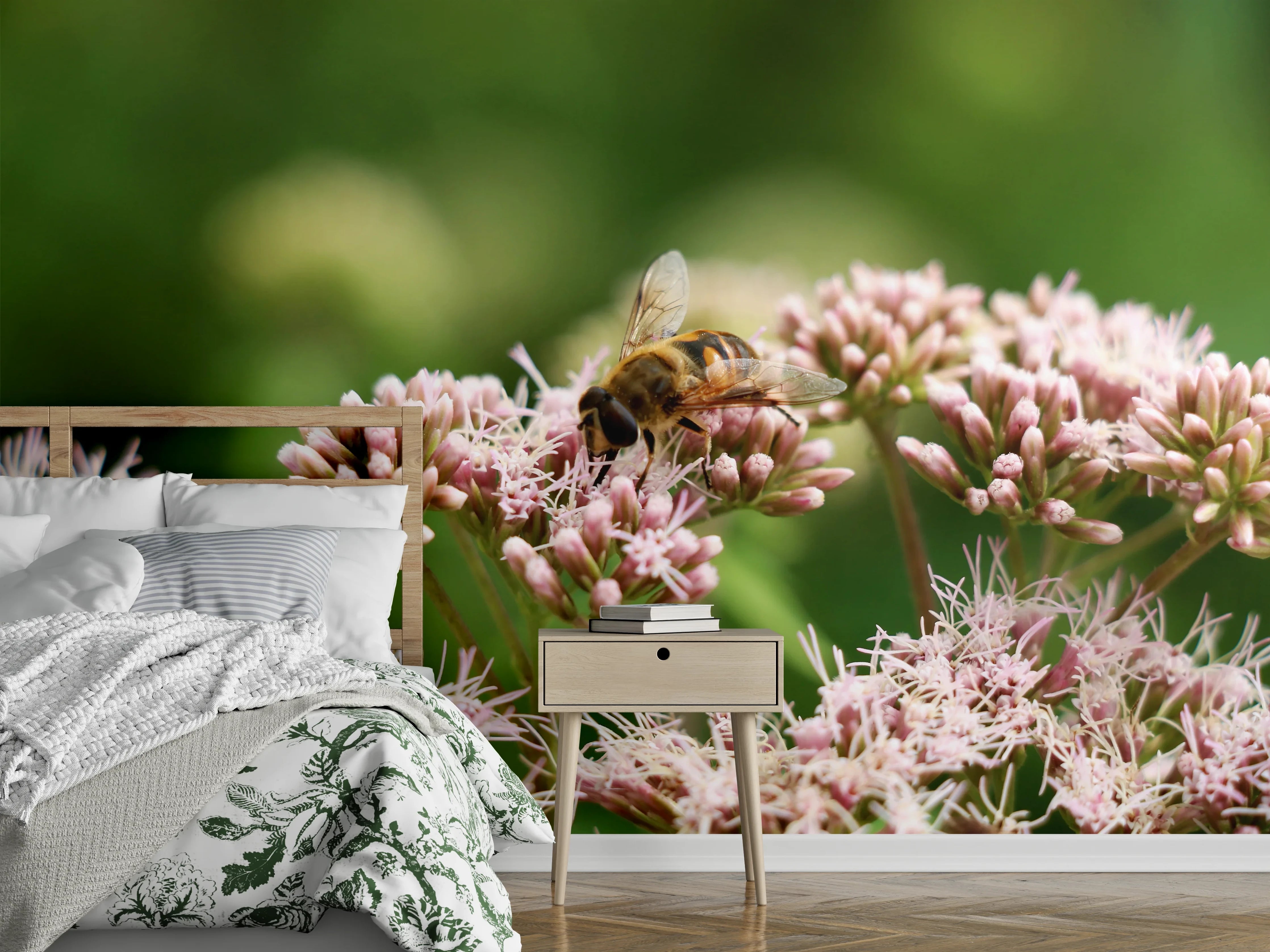 Wandverkleidung Schlafzimmer - Biene auf Rosa Blüten Makro