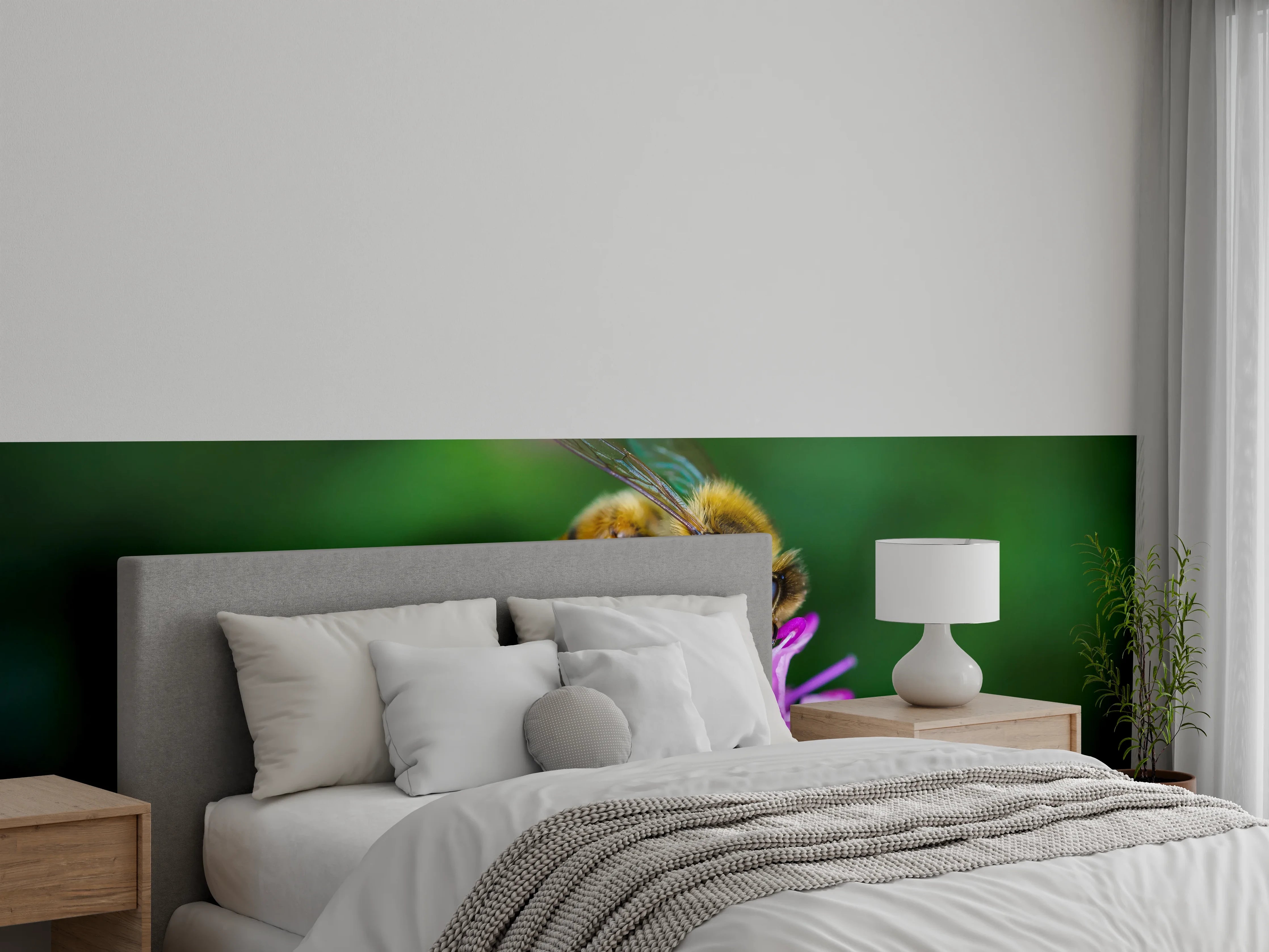 Wandverkleidung Schlafzimmer - Biene auf lila Blüte