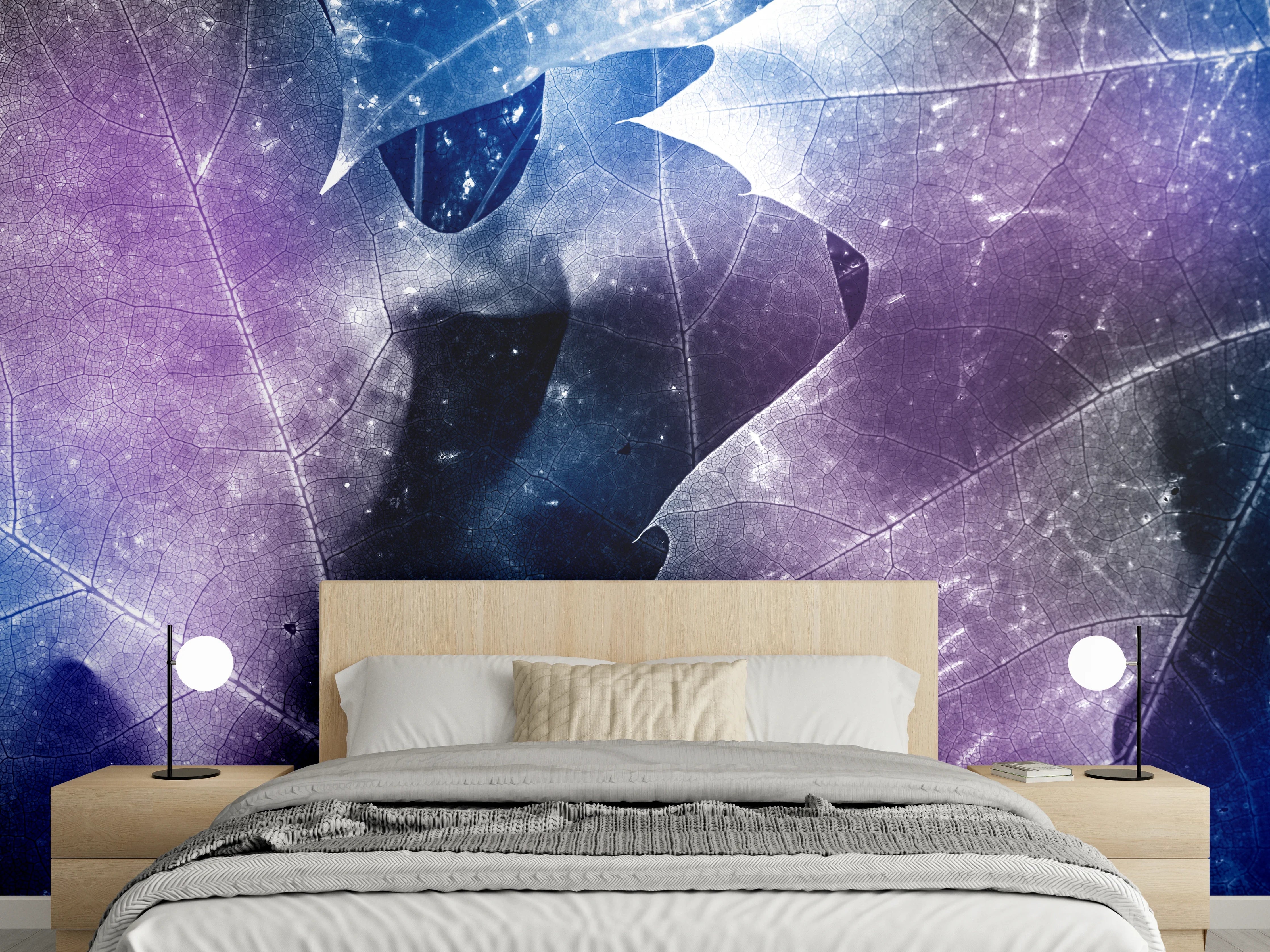 Wandverkleidung Schlafzimmer - Blattmuster in Blau und Violett