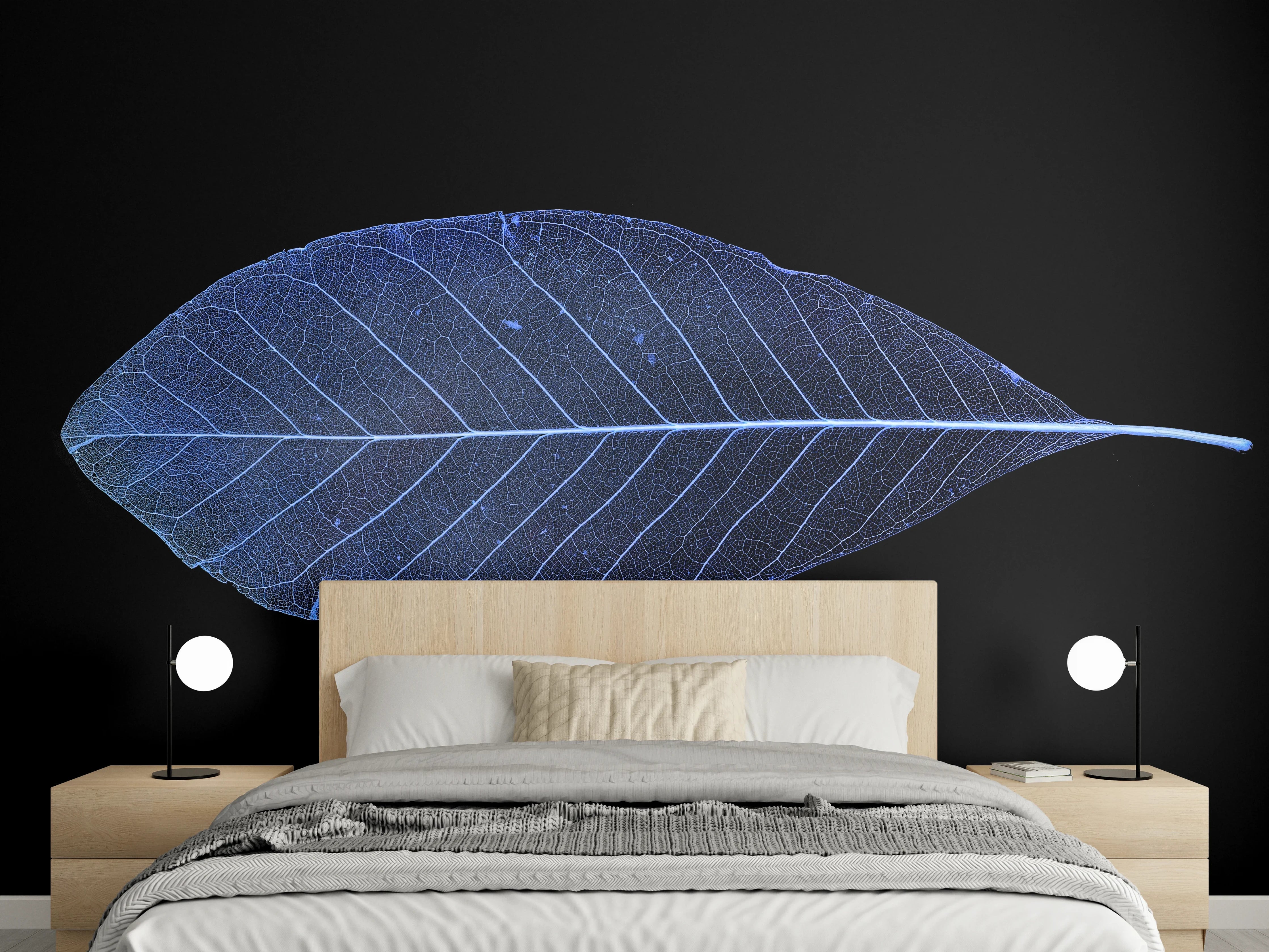 Wandverkleidung Schlafzimmer - Blau leuchtendes Blattskelett auf Schwarz