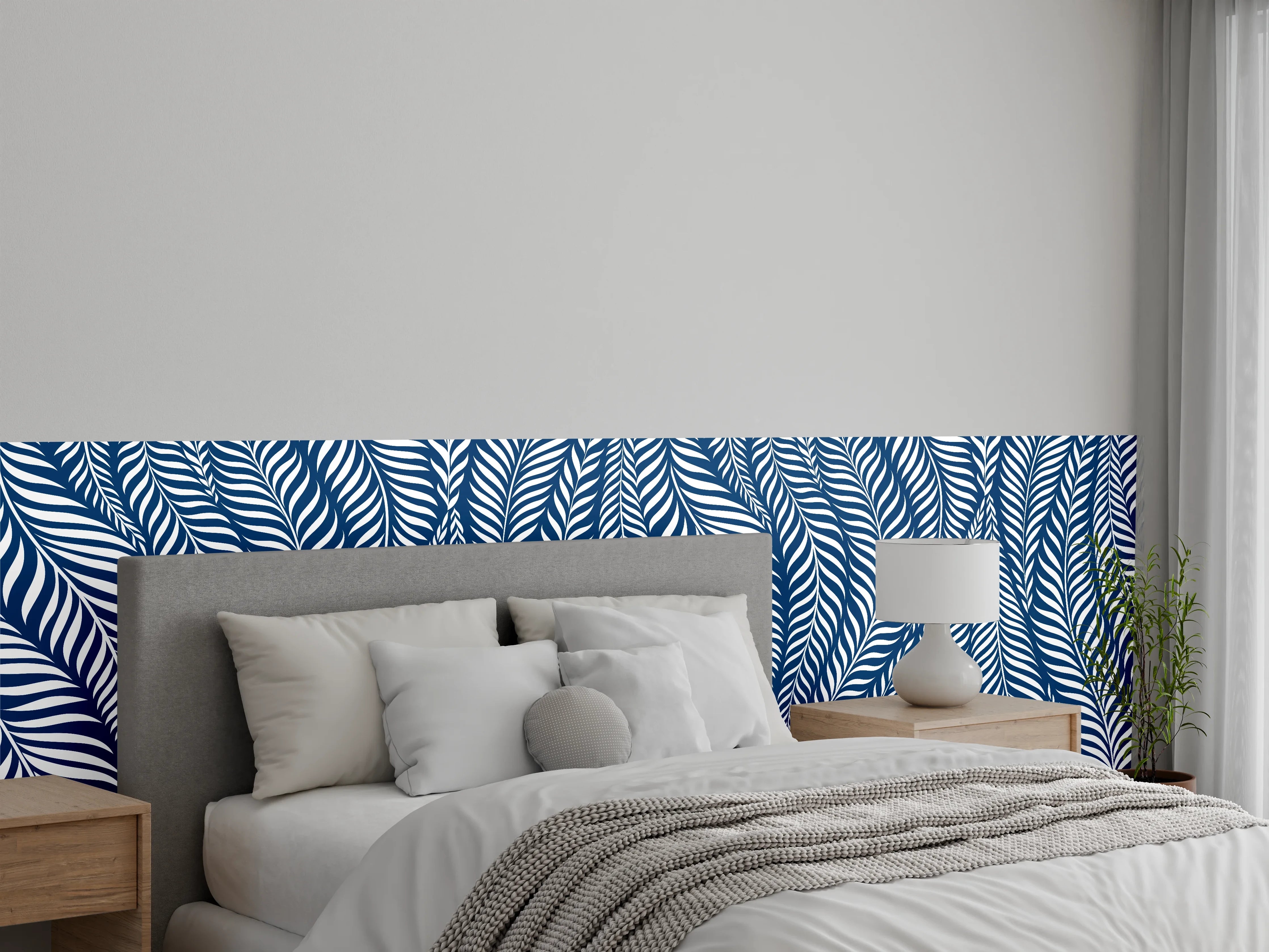 Wandverkleidung Schlafzimmer - Blau-weiße Palmblatt-Muster Tapete