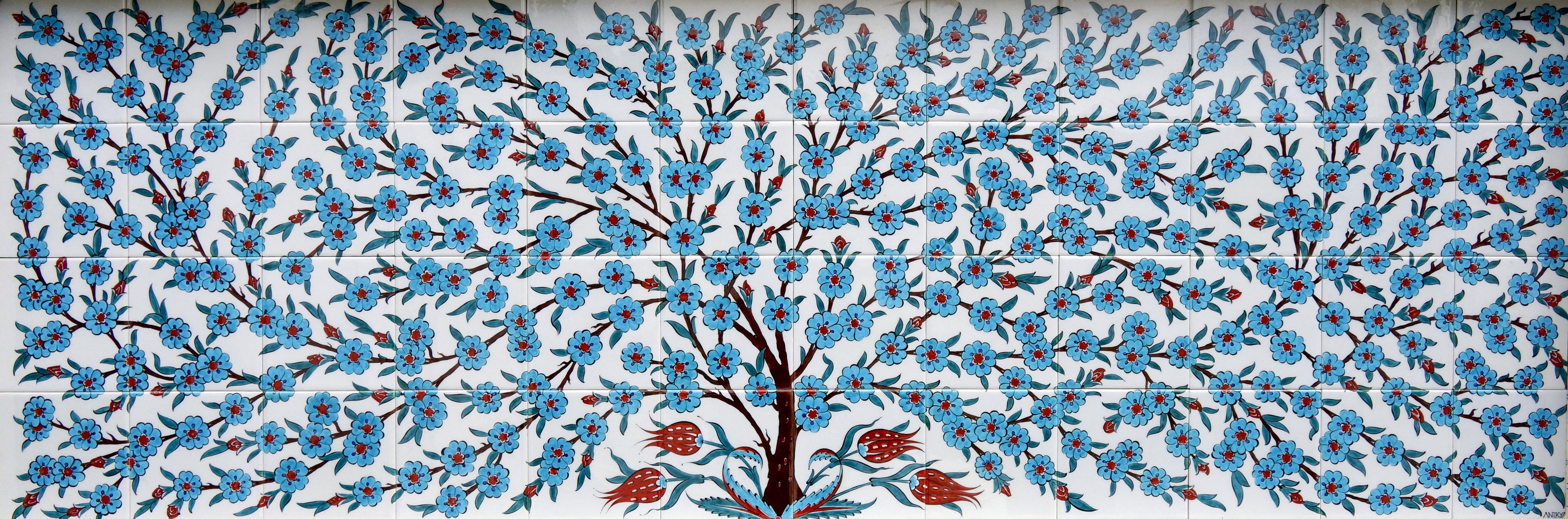 Wandverkleidung Schlafzimmer-Blaues Blütenmuster auf Weiß-Fliesen