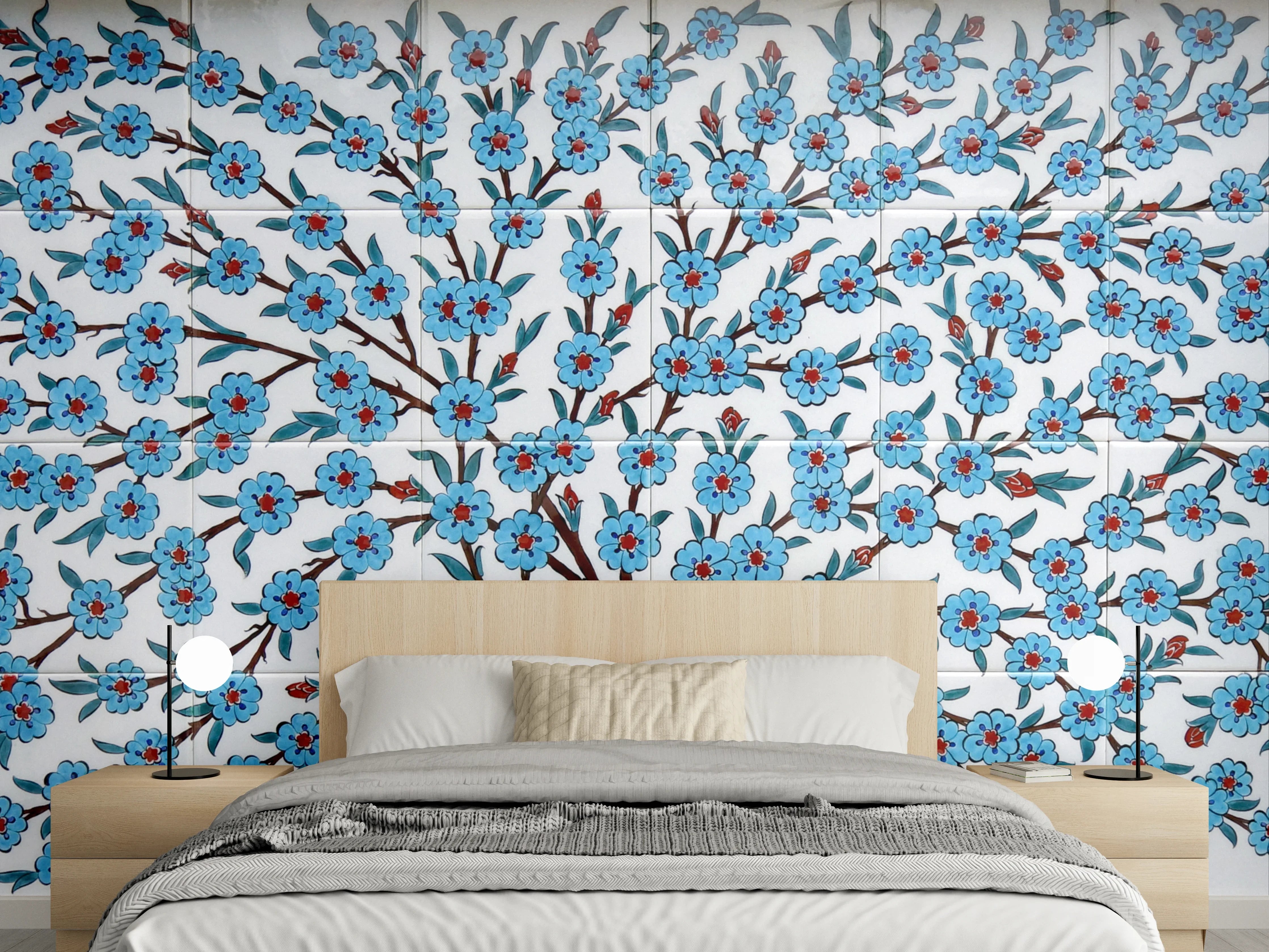 Wandverkleidung Schlafzimmer - Blaues Blütenmuster auf Weiß-Fliesen