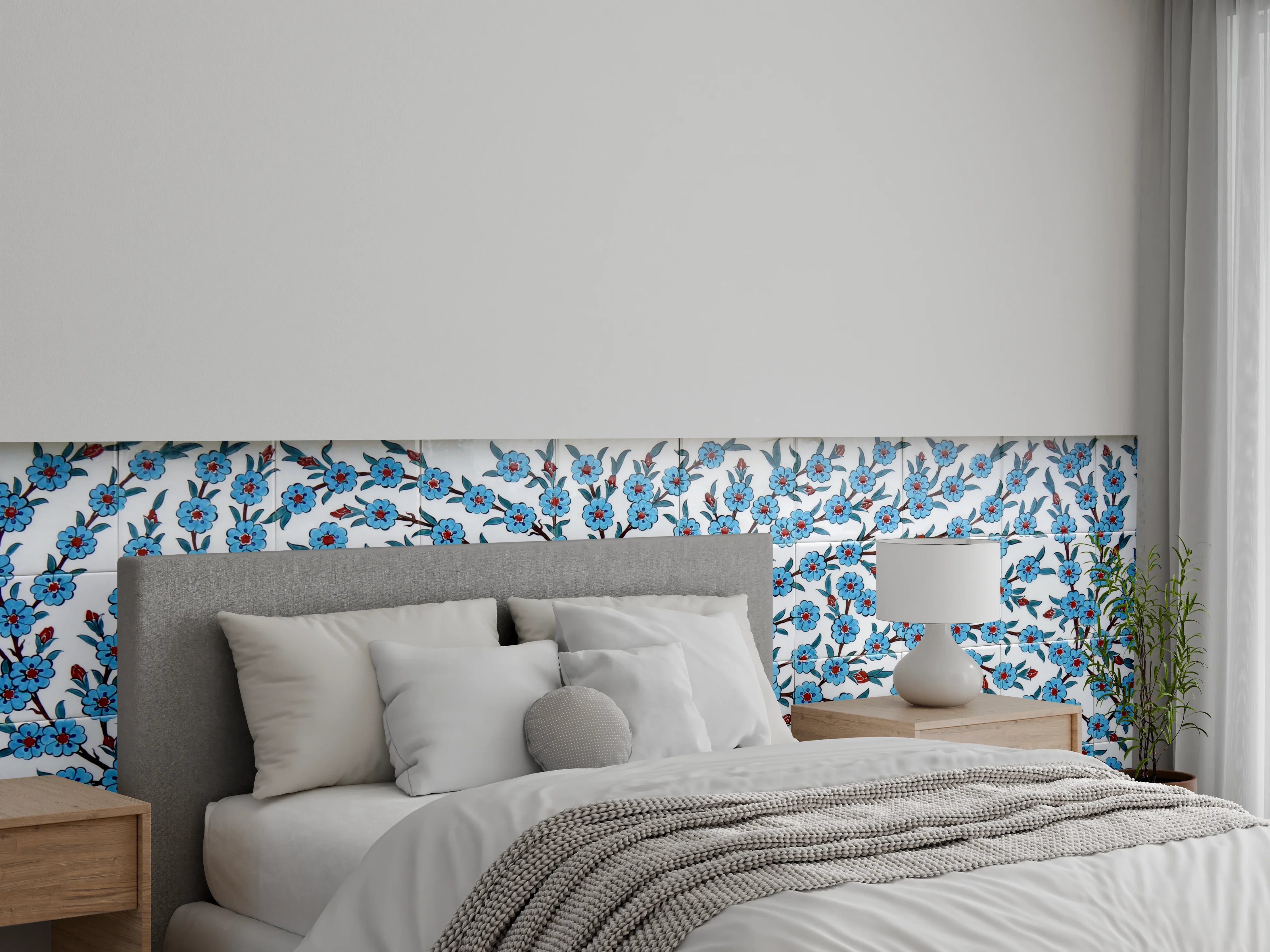 Wandverkleidung Schlafzimmer - Blaues Blütenmuster auf Weiß-Fliesen