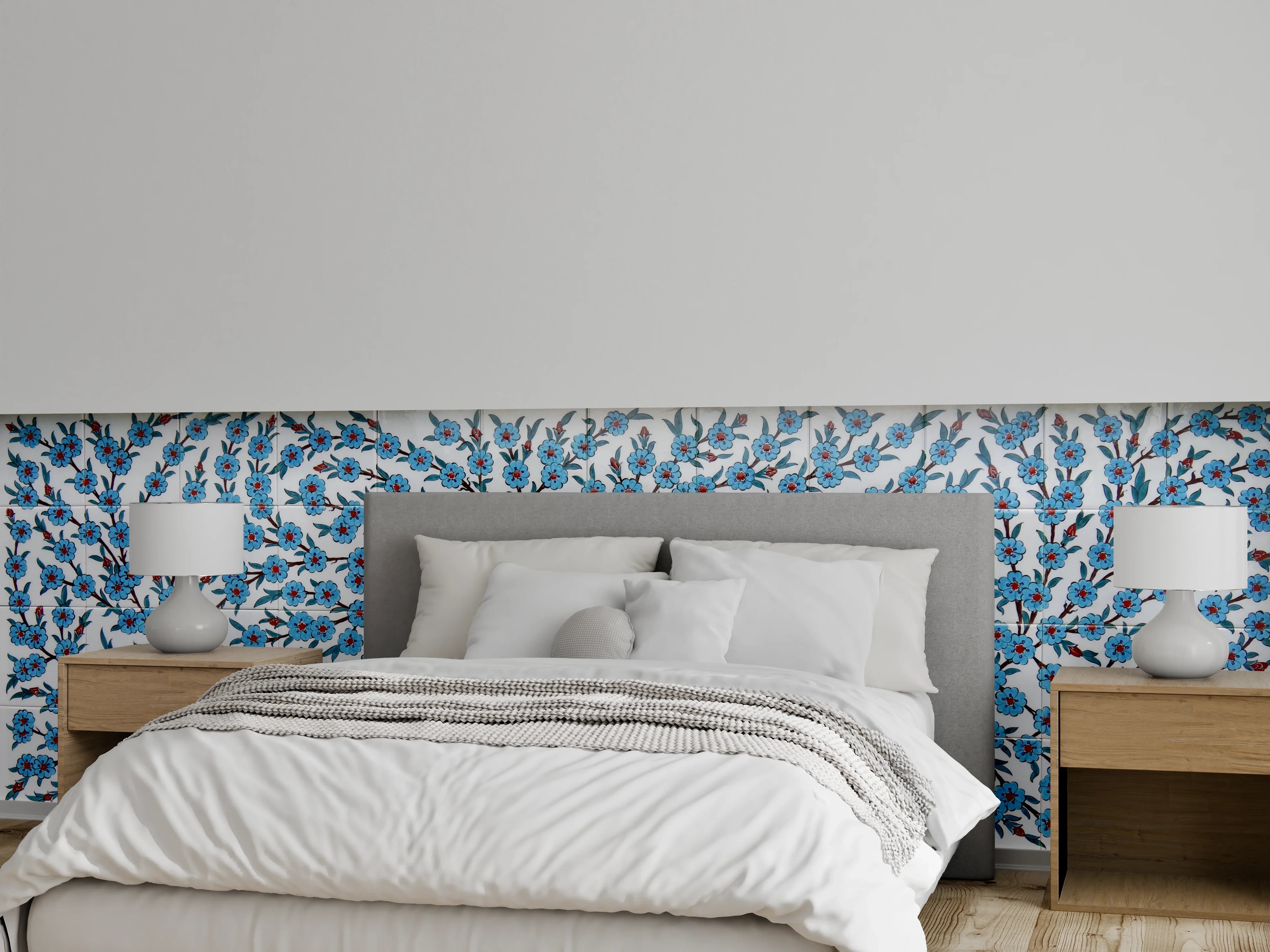 Wandverkleidung Schlafzimmer - Blaues Blütenmuster auf Weiß-Fliesen
